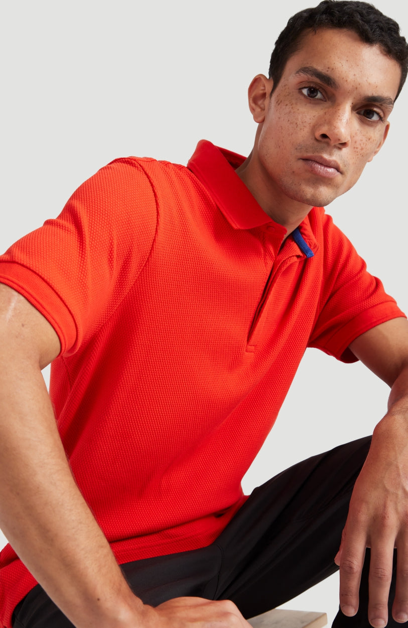 Hybrid Waffle Polo Shirt für Herren, rot, halbe Vorderansicht getragen am Model