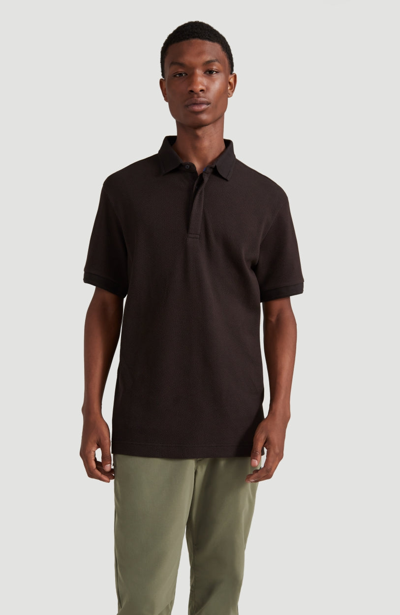 O'Neill Hybrid Waffle Polo Shirt Poloshirt für Herren, schwarz, Vorderansicht am Model mit Knopfleiste