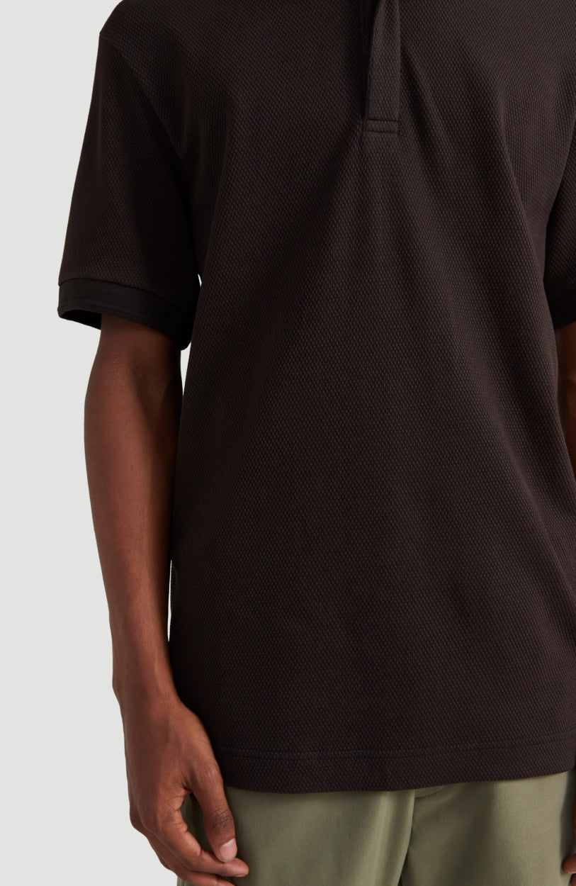 Schwarzes Hybrid Waffle Polo Shirt Poloshirt für Herren am Model, Nahaufnahme der gewaffelten Textur