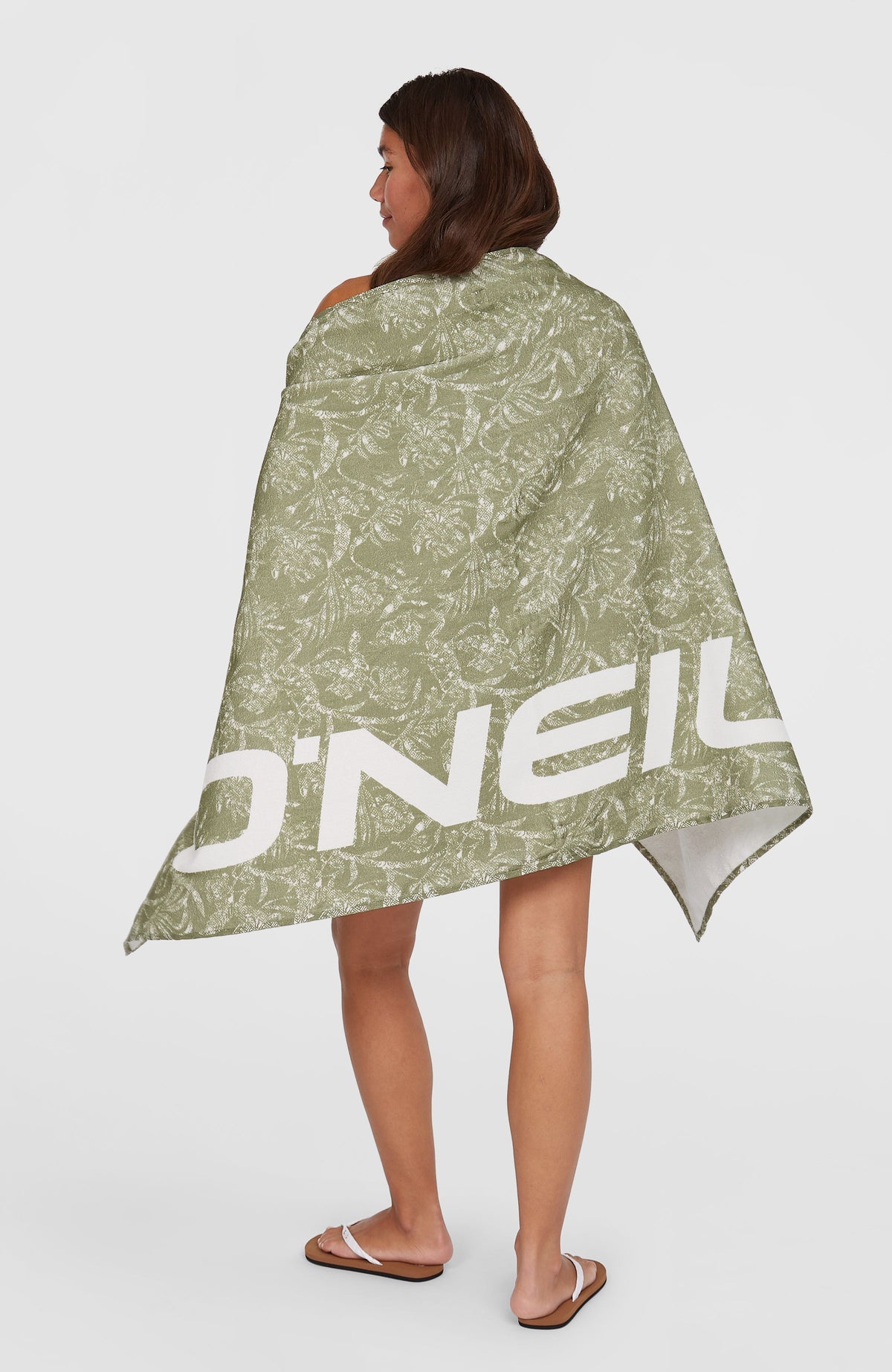 Seacoast Handtuch für Damen, grün mit Dschungelmuster in Weiß, getragen am Model von hinten mit Logo-Print