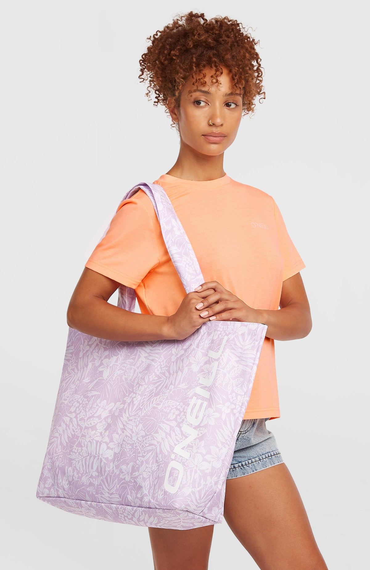 Coastal Print Tote Bag Tasche für Damen, lila mit Blumenmuster in Weiß, getragen am Model
