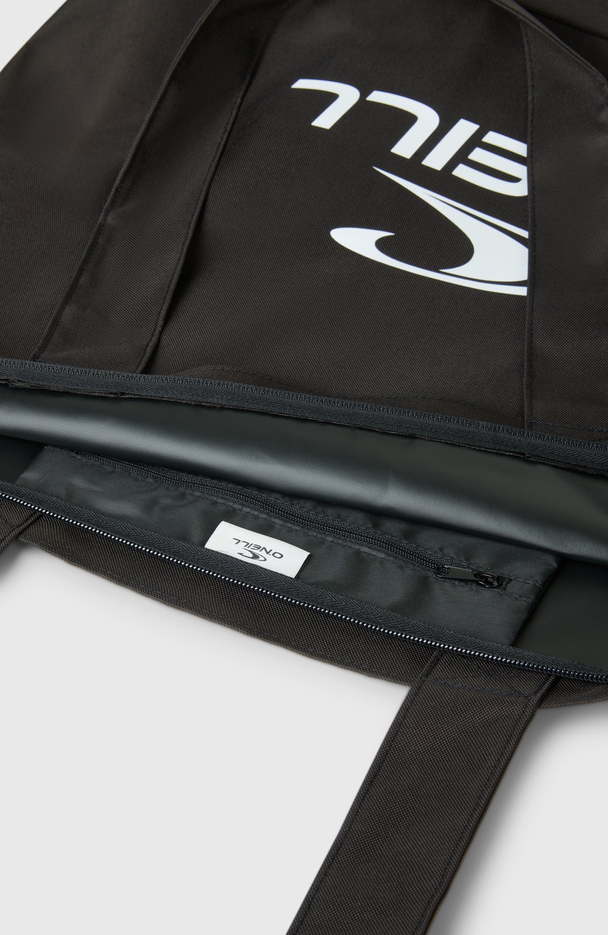 Nahaufnahme der schwarzen Coastal Tote Bag Tasche für Damen, geöffnetes Innenfach mit Reißverschluss und Logo-Label