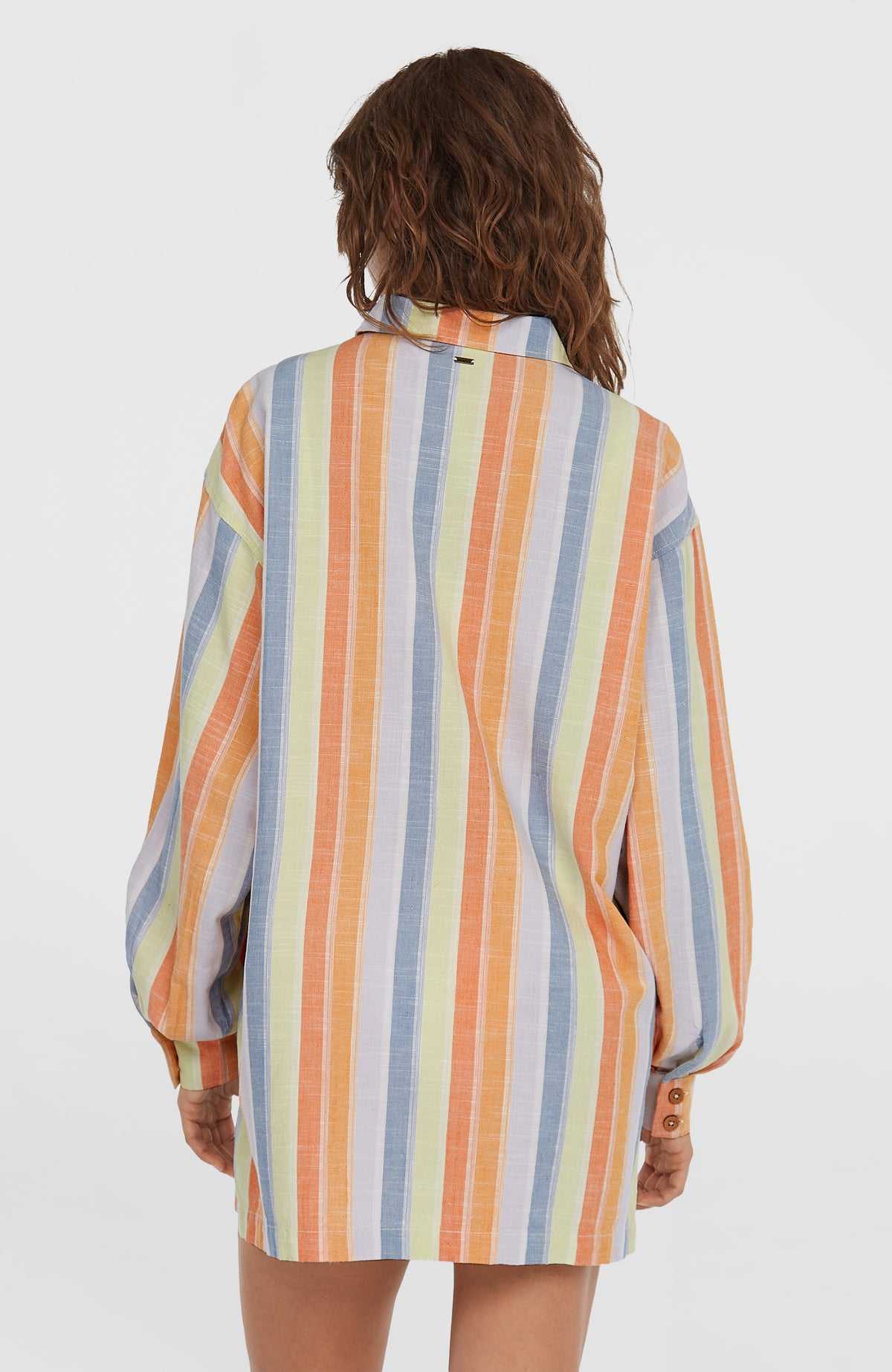 Beach Vintage Longbluse für Damen, gelb mit Streifenmuster in Orange und Blau, Rückseite getragen am Model