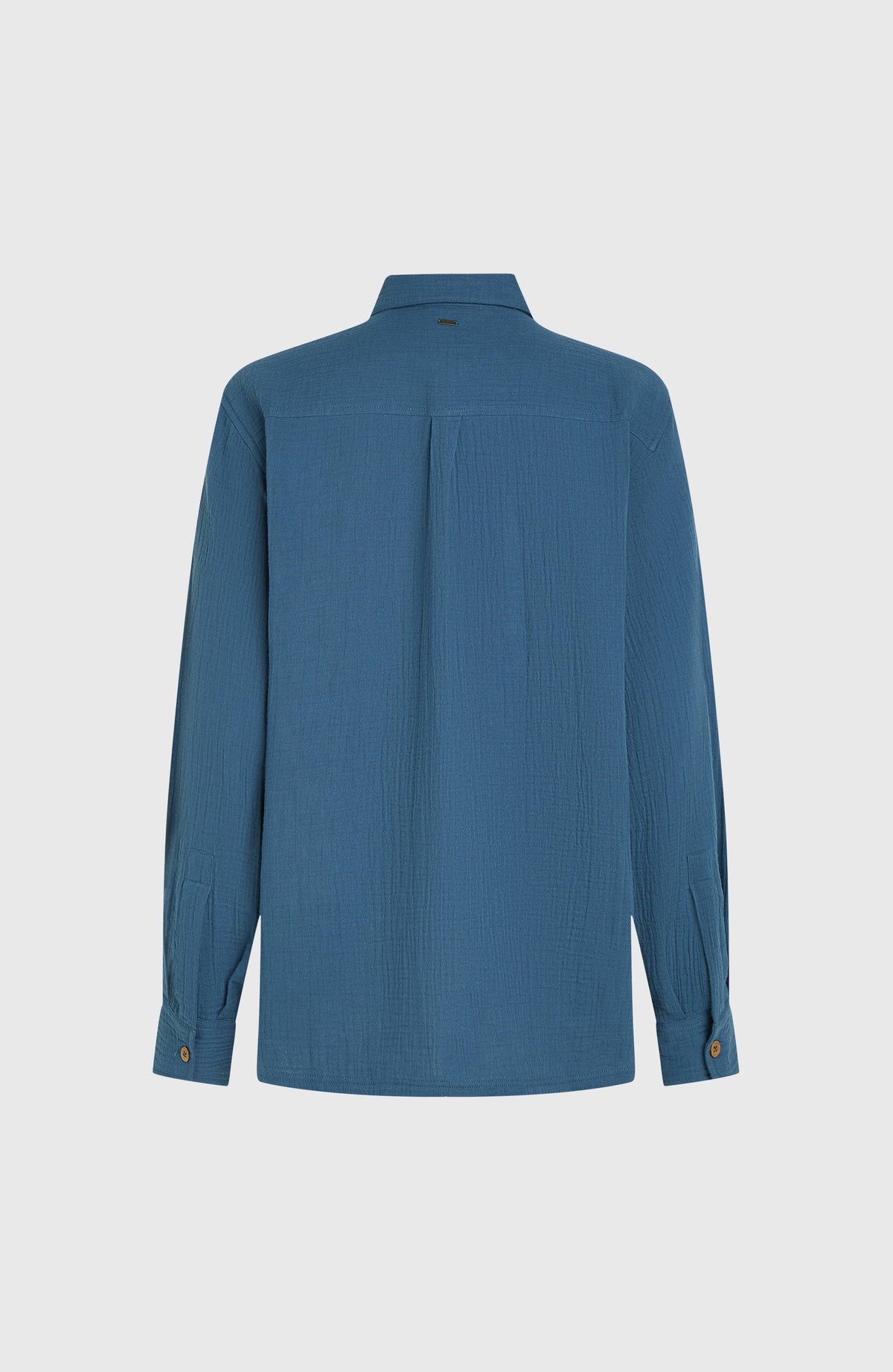 Brenda Bluse für Damen, blau, freigestellt von hinten mit Passe und mittiger Rückenfalte