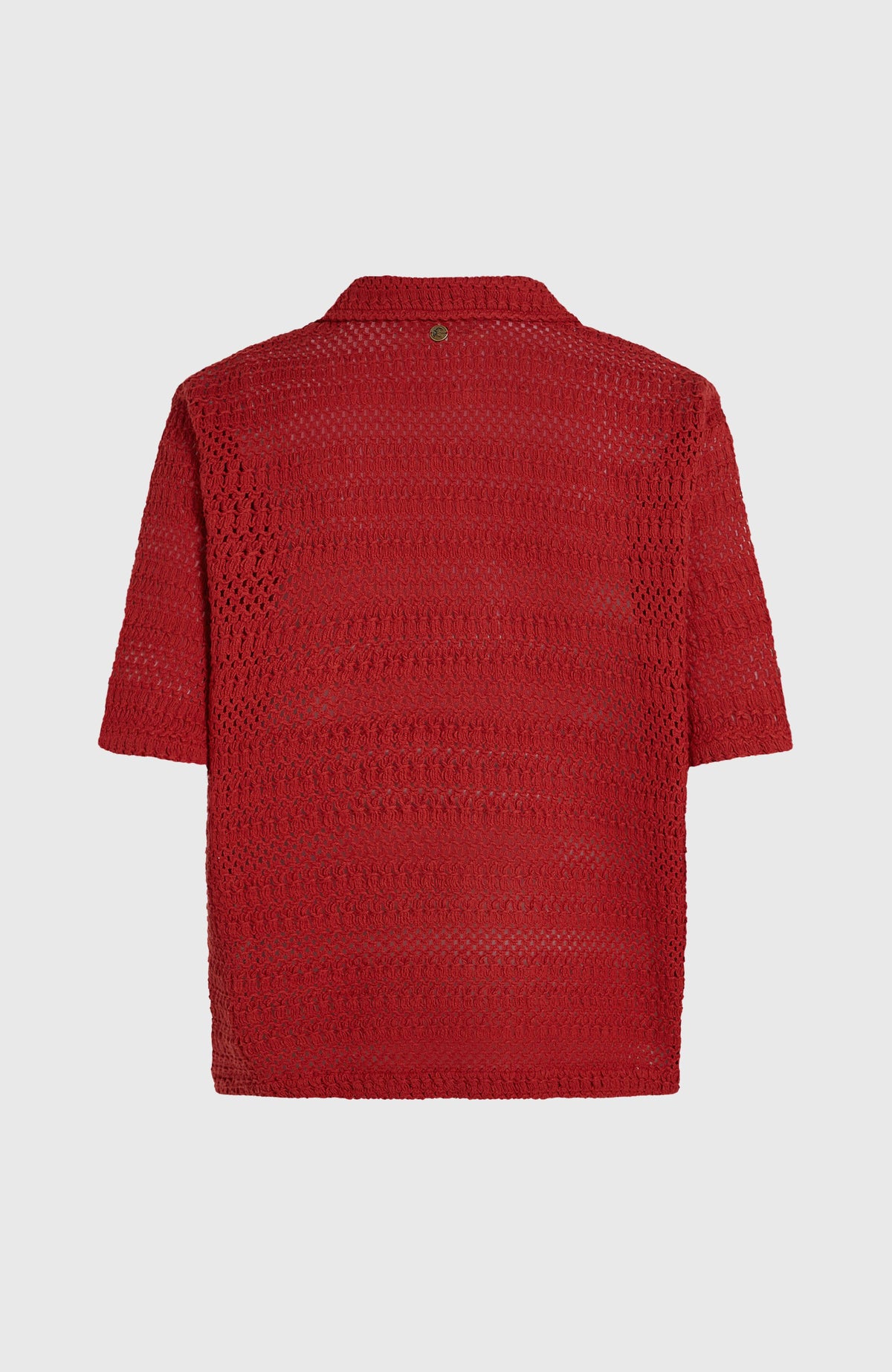 O'Riginals Häkelbluse für Damen, rot, freigestellt von hinten mit kleinem Logo-Badge am Kragen