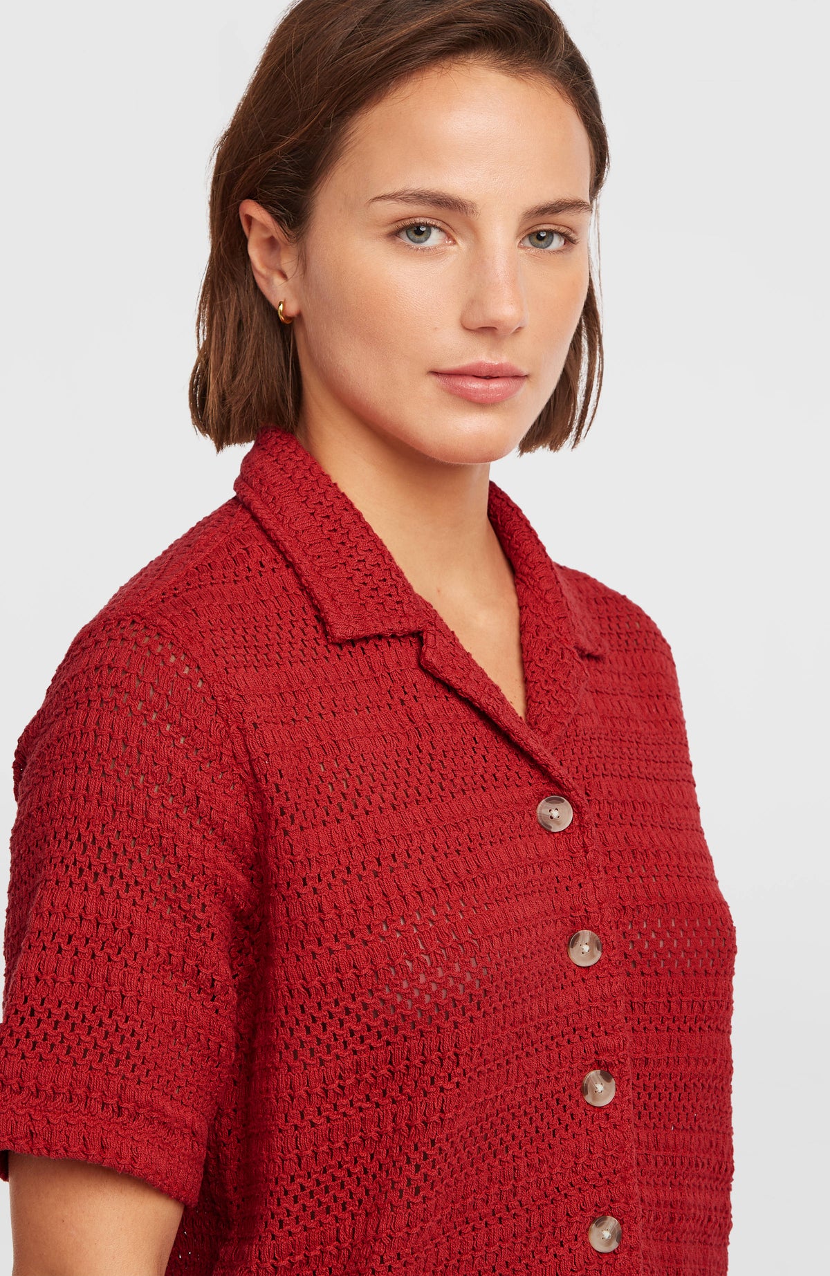 O'Riginals Häkelbluse für Damen, rot, Halbprofil-Nahaufnahme von Kragen und Knopfleiste am Model