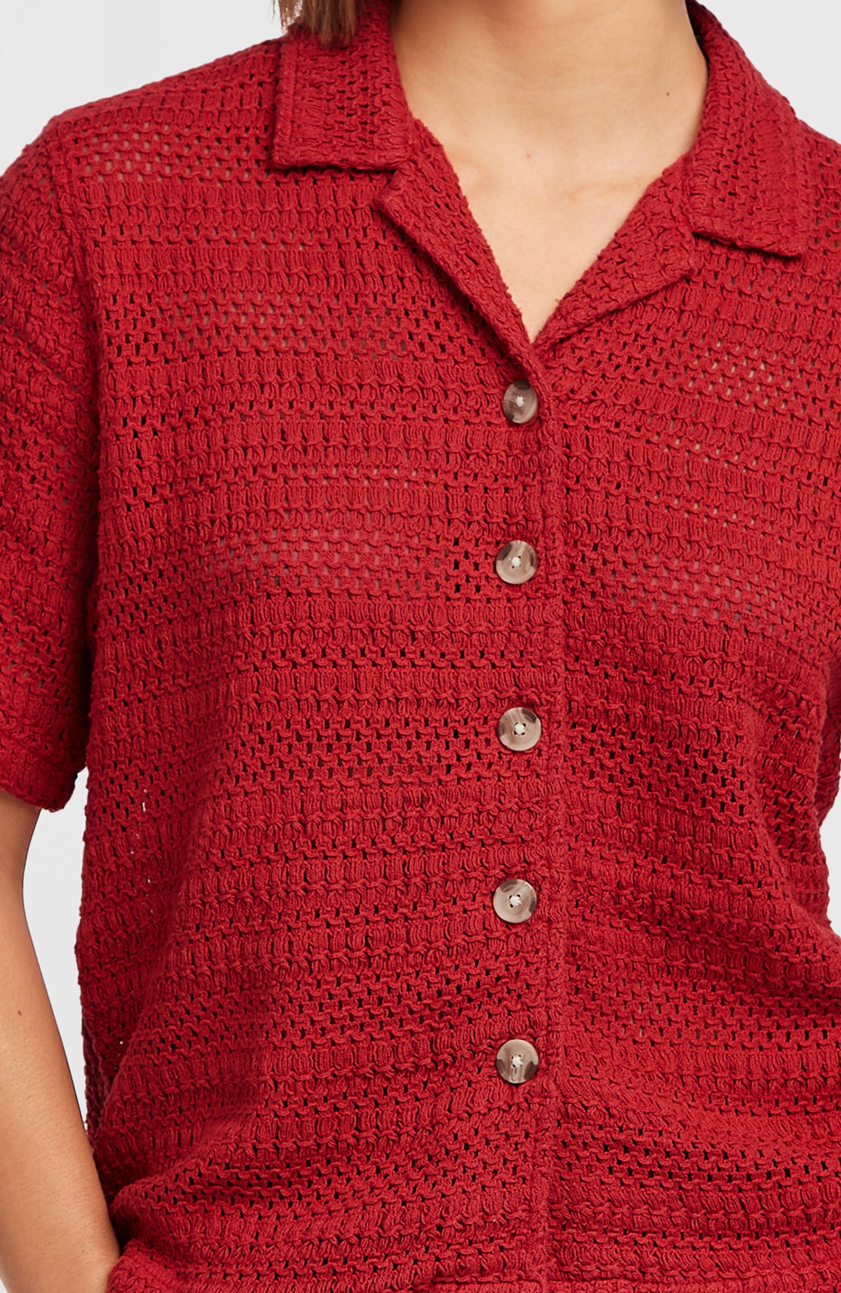 O'Riginals Häkelbluse für Damen, rot, frontale Nahaufnahme von Knopfleiste und Häkelstruktur am Model