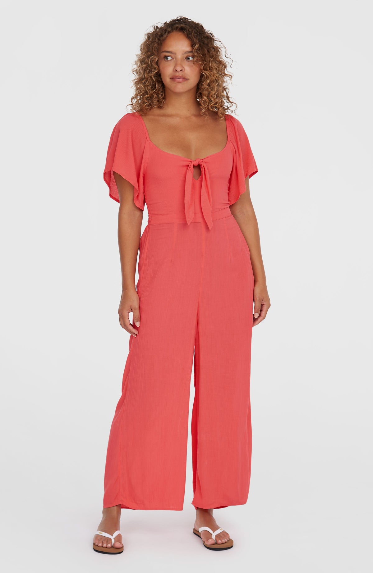 O'Neill Kesia Jumpsuit für Damen, pink, Vorderansicht am Model mit Bindeband am Ausschnitt und weitem Hosenbein