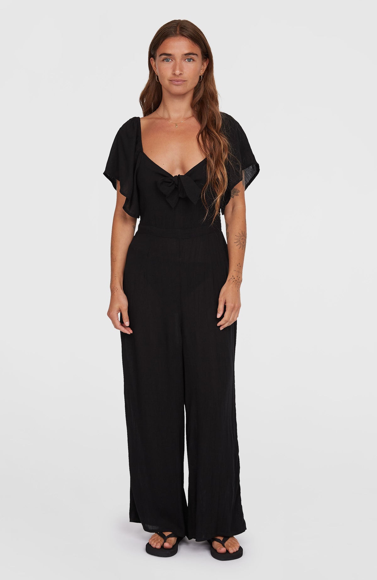 O'Neill Kesia Jumpsuit für Damen, schwarz, Vorderansicht am Model mit Bindeschleife am Ausschnitt