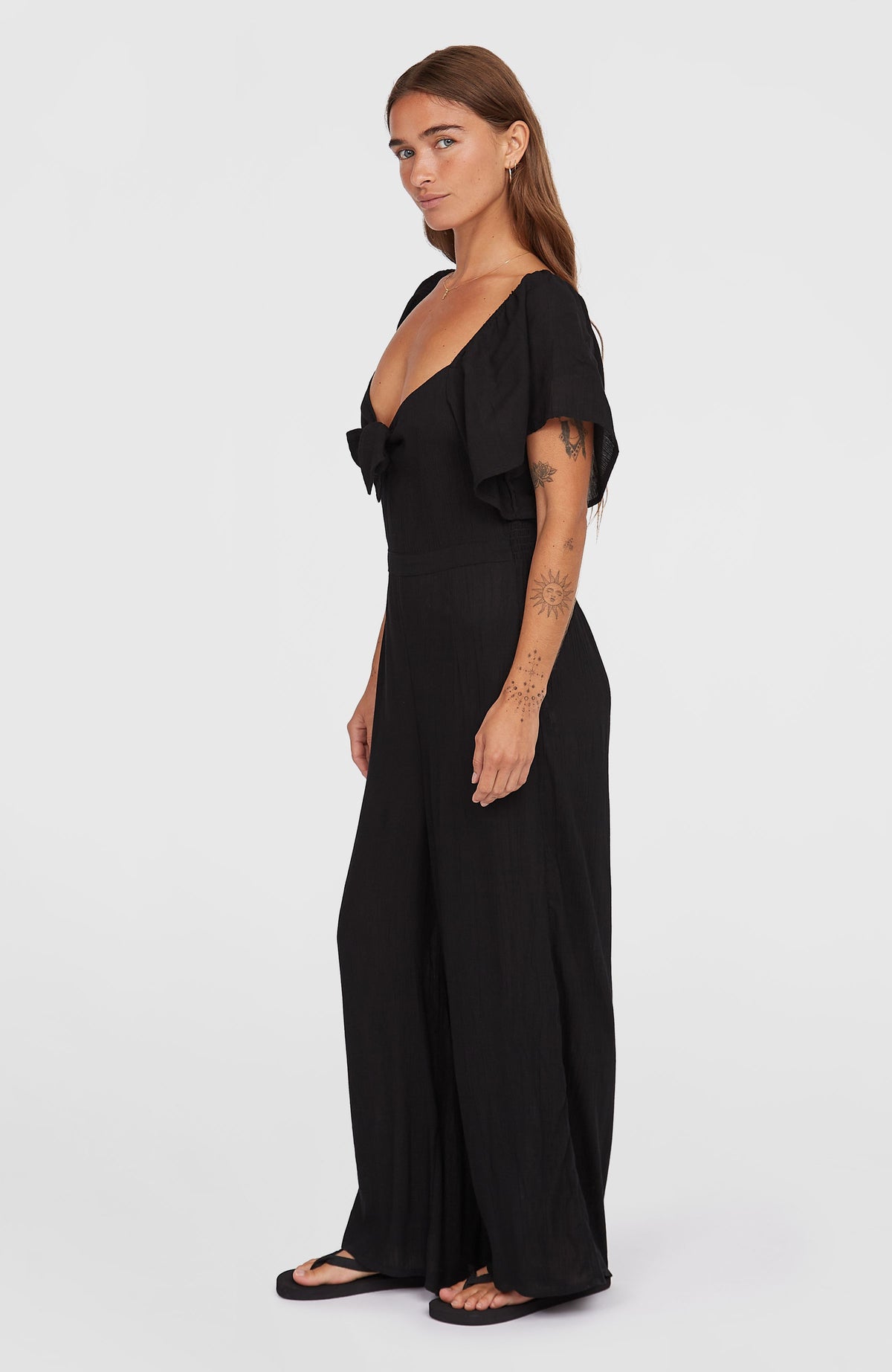 Kesia Jumpsuit für Damen, schwarz, Seitenansicht am Model mit weitem Hosenbein