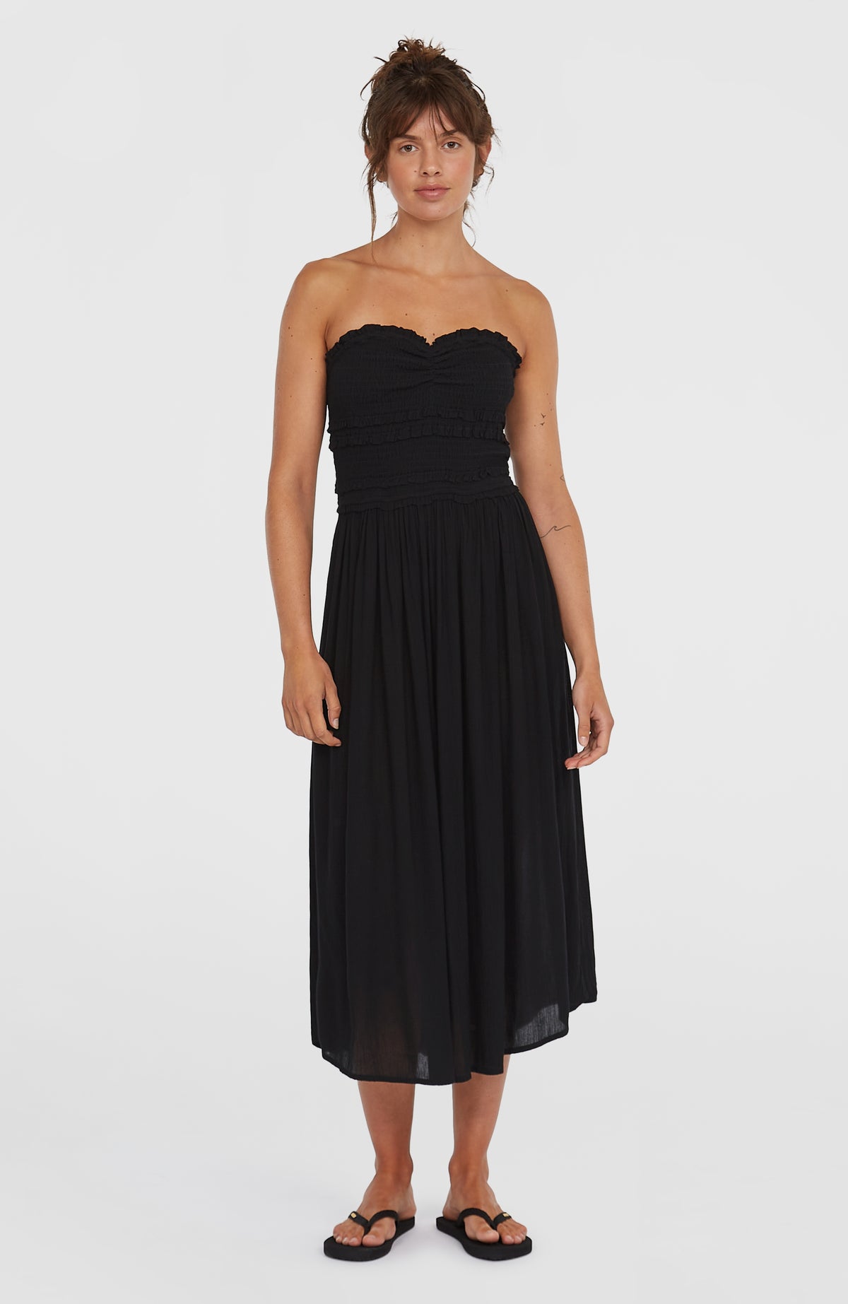 O'Neill Devyn Midikleid für Damen, schwarz, Vorderansicht mit gesmoktem Oberteil, am Model