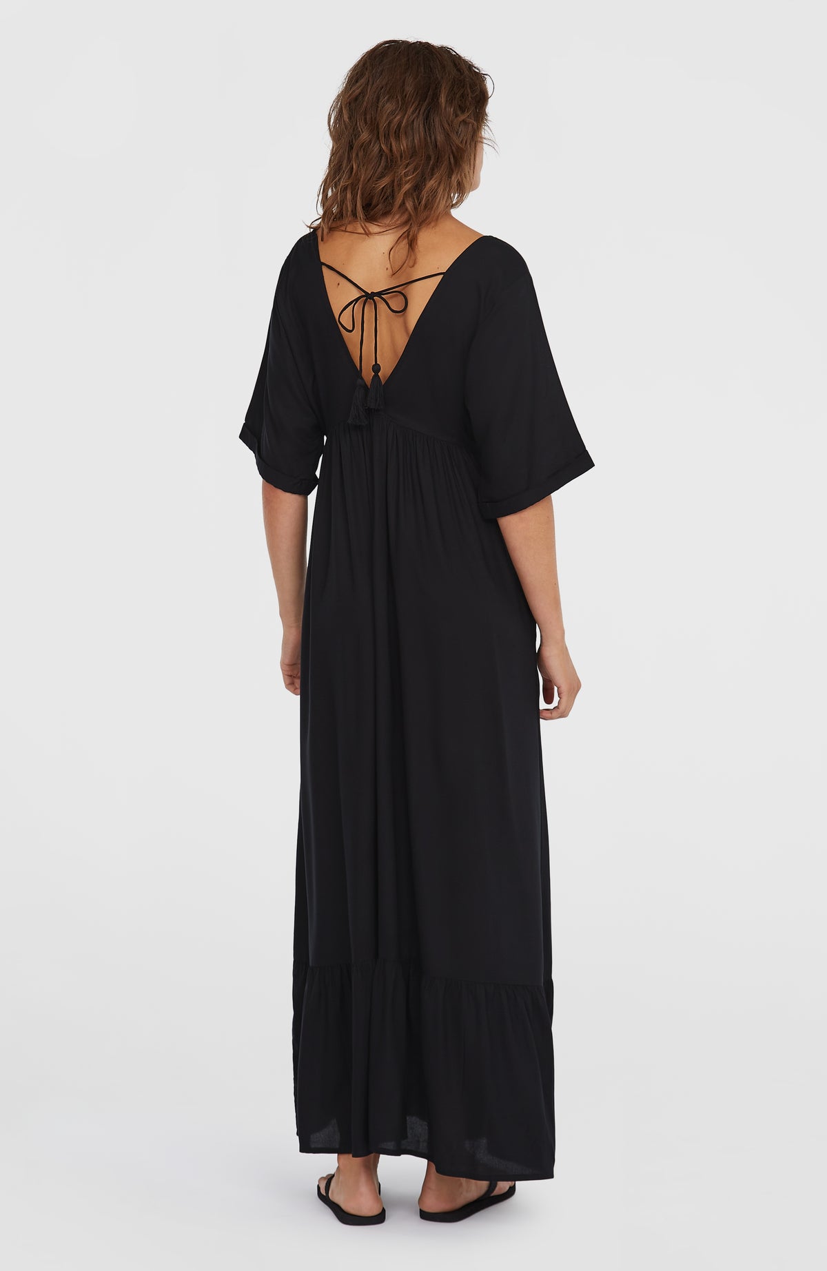 Women of the Wave Maxikleid für Damen, schwarz, Rückansicht getragen am Model mit weitem tiefem Ausschnitt