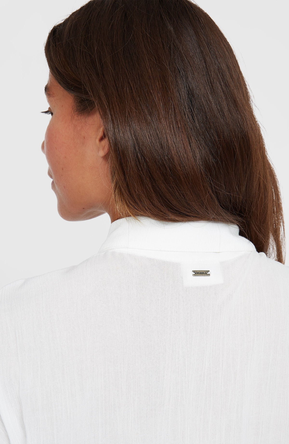 Lori Maxi-Hemdkleid für Damen, weiß, Nahaufnahme der Kragenpartie hinten mit Logo-Badge