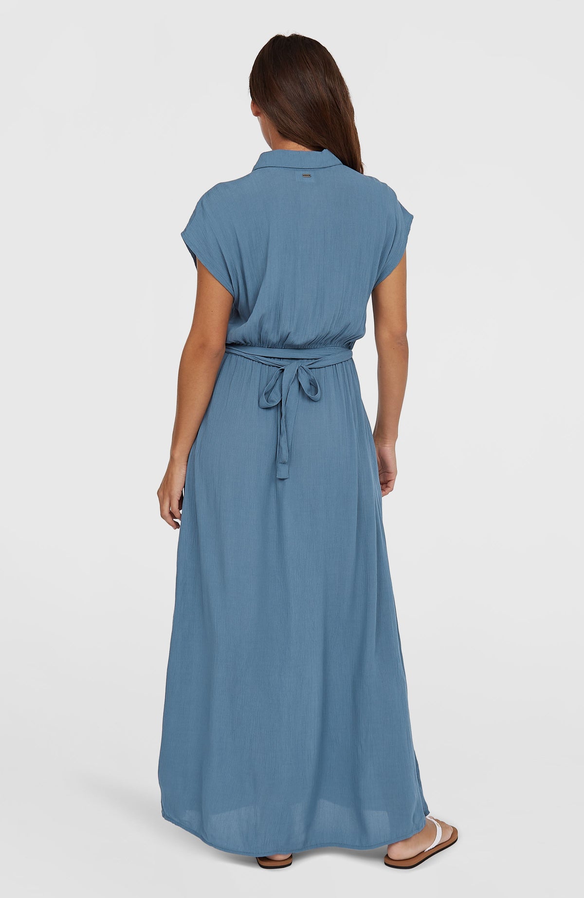 Lori Maxi-Hemdkleid für Damen in Blau, Rückansicht am Model mit gebundenem Bindeband