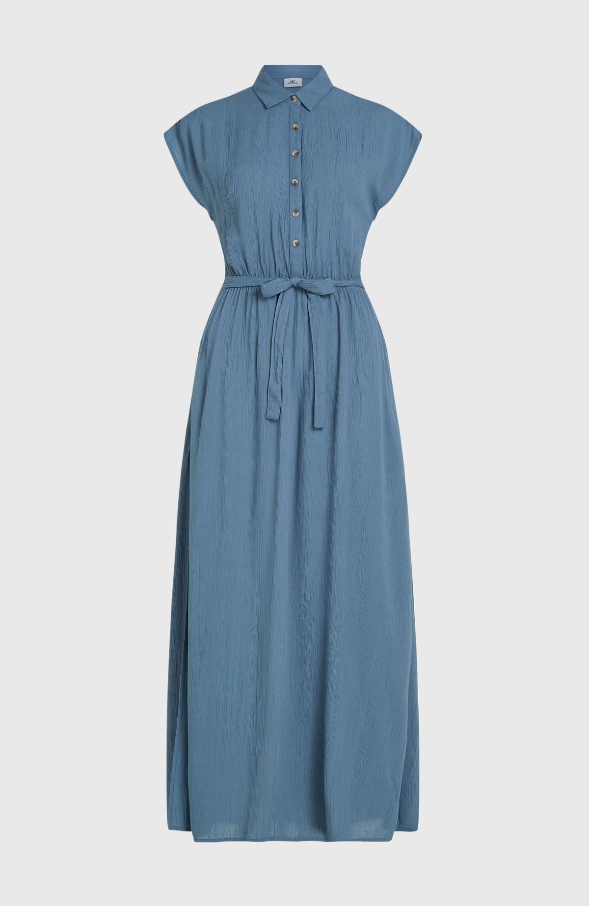 Blaues Lori Maxi-Hemdkleid für Damen, freigestellt von vorne mit Kragen, Knopfleiste und Bindegürtel