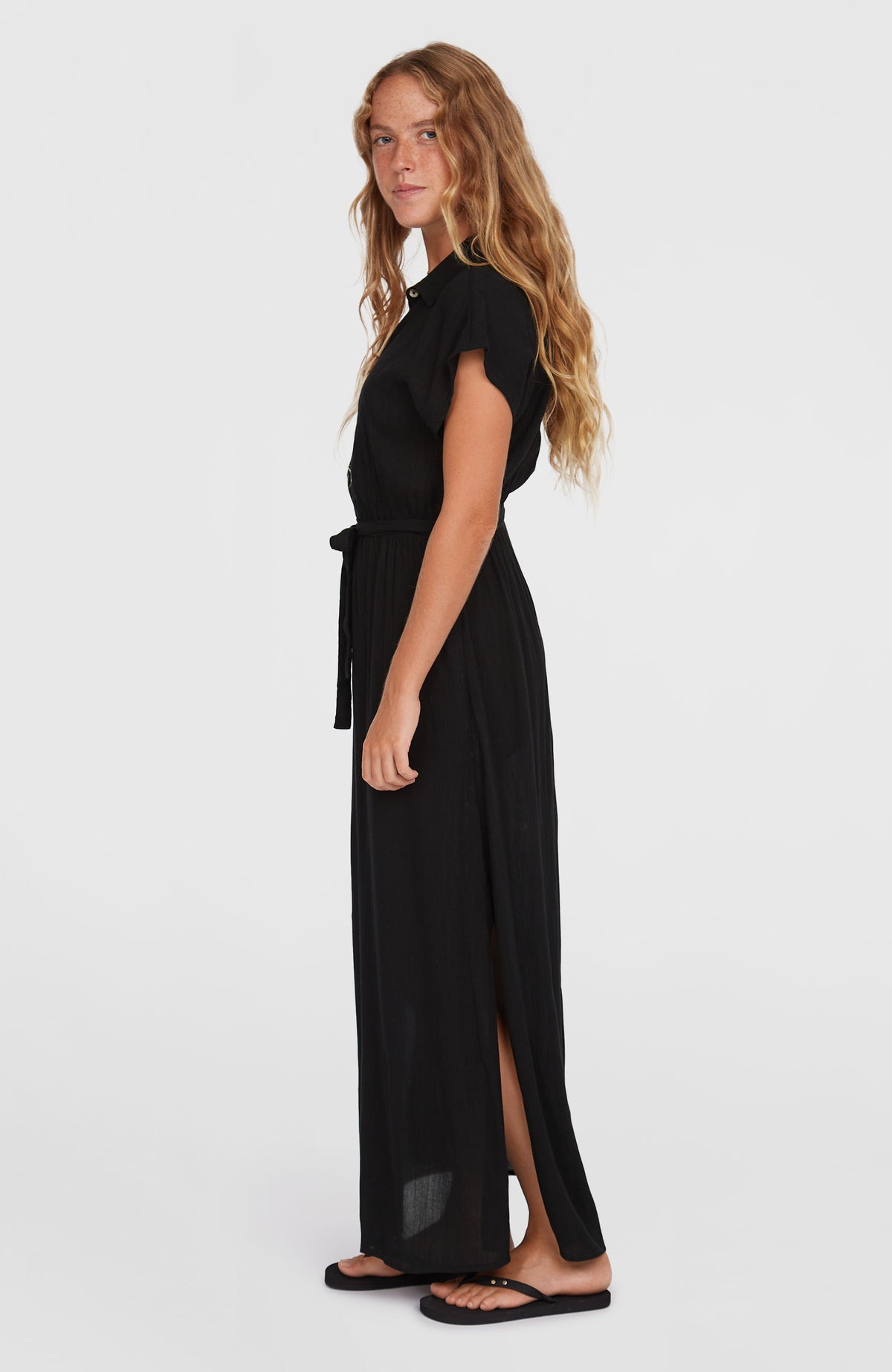 Lori Maxi-Hemdkleid für Damen, schwarz, Seitenansicht am Model mit seitlichem Saumschlitz