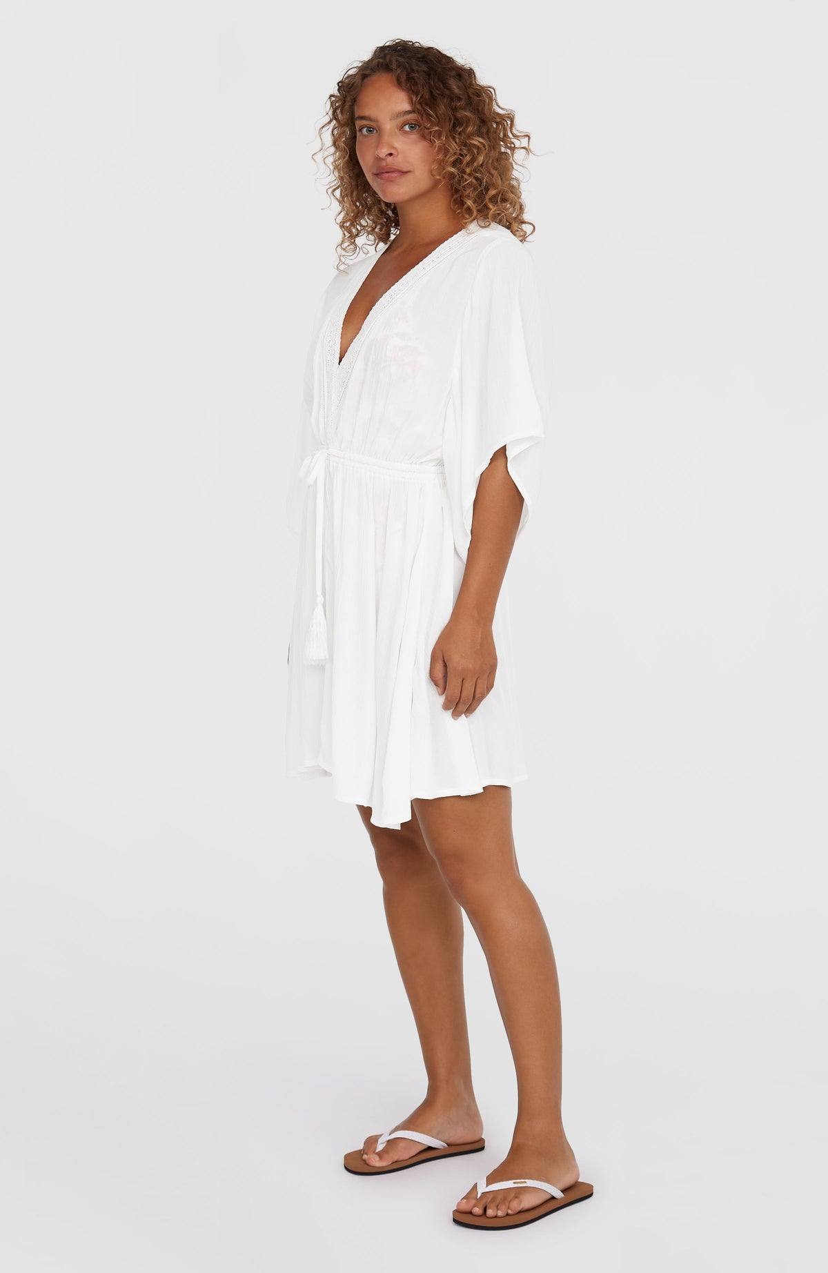 Essentials Cover Up Kleid für Damen, weiß, Halbprofilansicht am Model mit weit geschnittenen Ärmeln