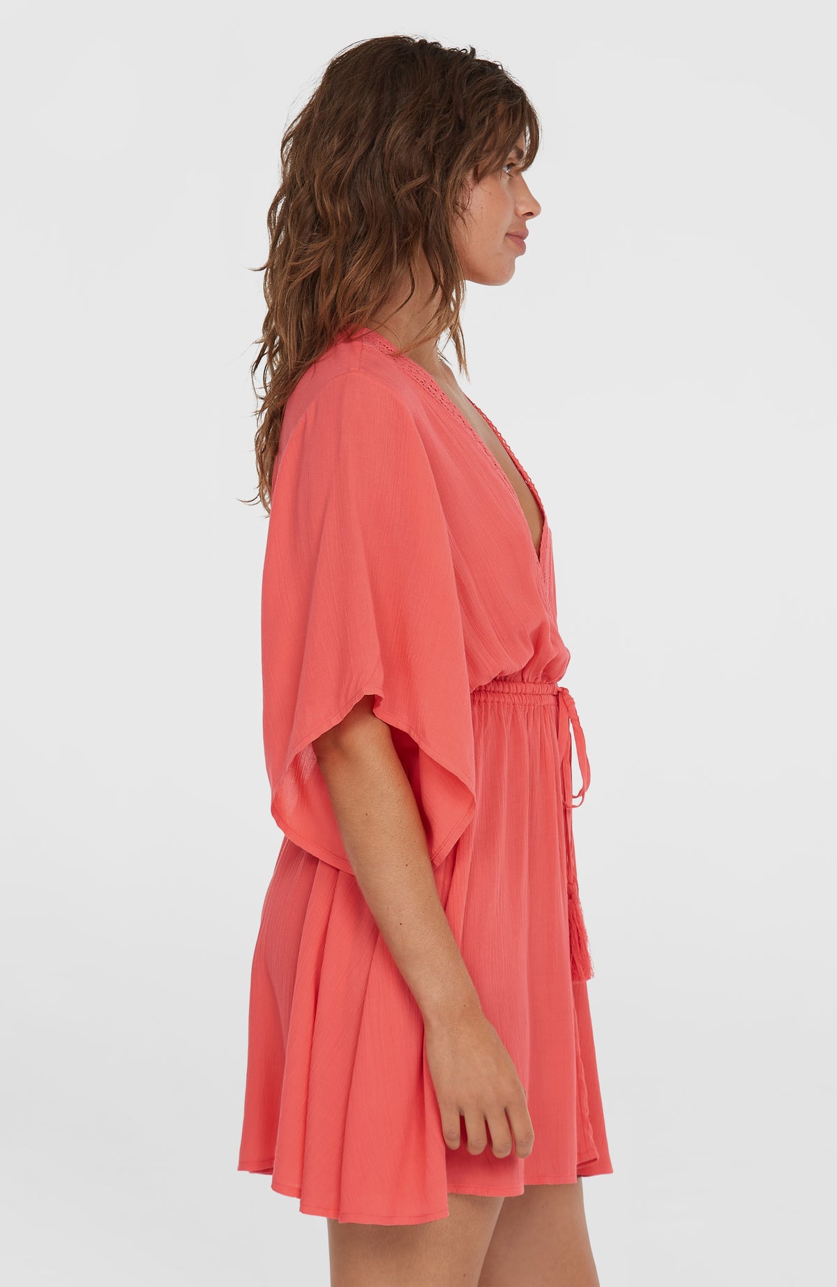 Essentials Cover Up Kleid für Damen, pink, Seitenansicht am Model mit weiten Ärmeln