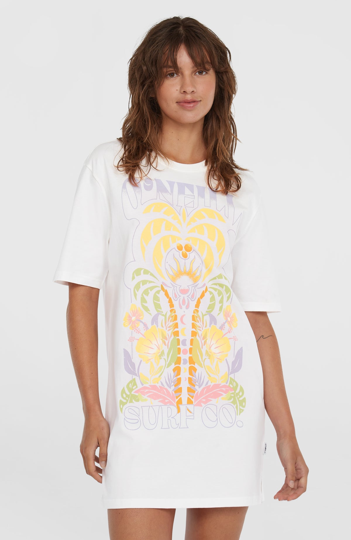 Beach Vintage T-Shirt-Kleid für Damen, weiß mit Grafik-Print in Gelb und Lila, getragen am Model