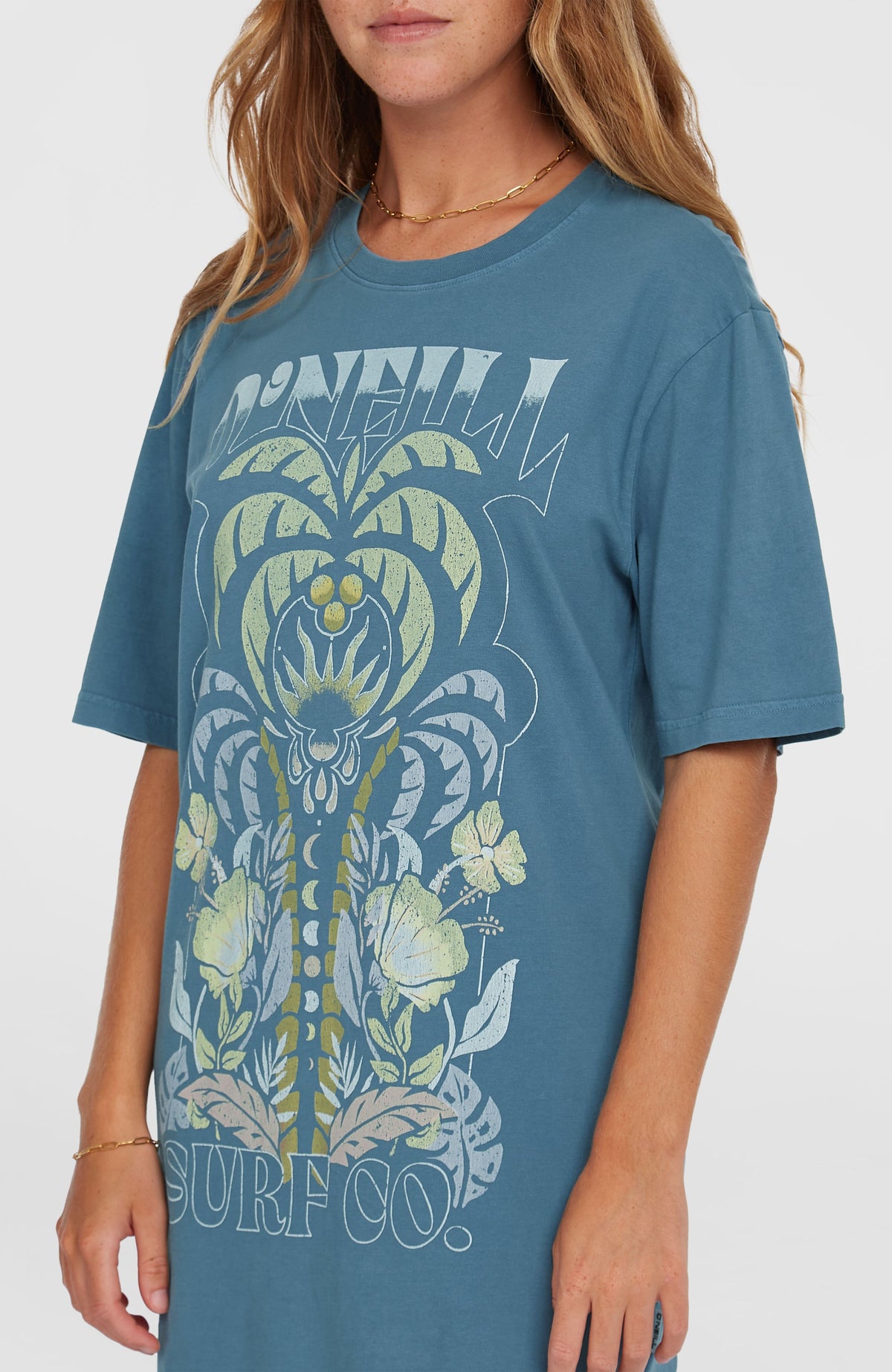 Beach Vintage T-Shirt-Kleid für Damen, blau mit Grafik-Print in Beige und Grün, Nahaufnahme am Model