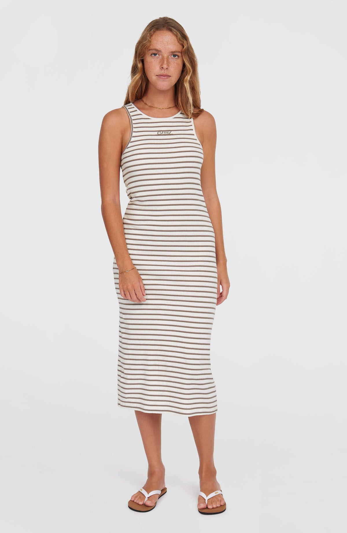 O'Neill Jess Midi-Rippkleid für Damen, weiß mit Streifenmuster in Braun, getragen am Model, Vorderansicht