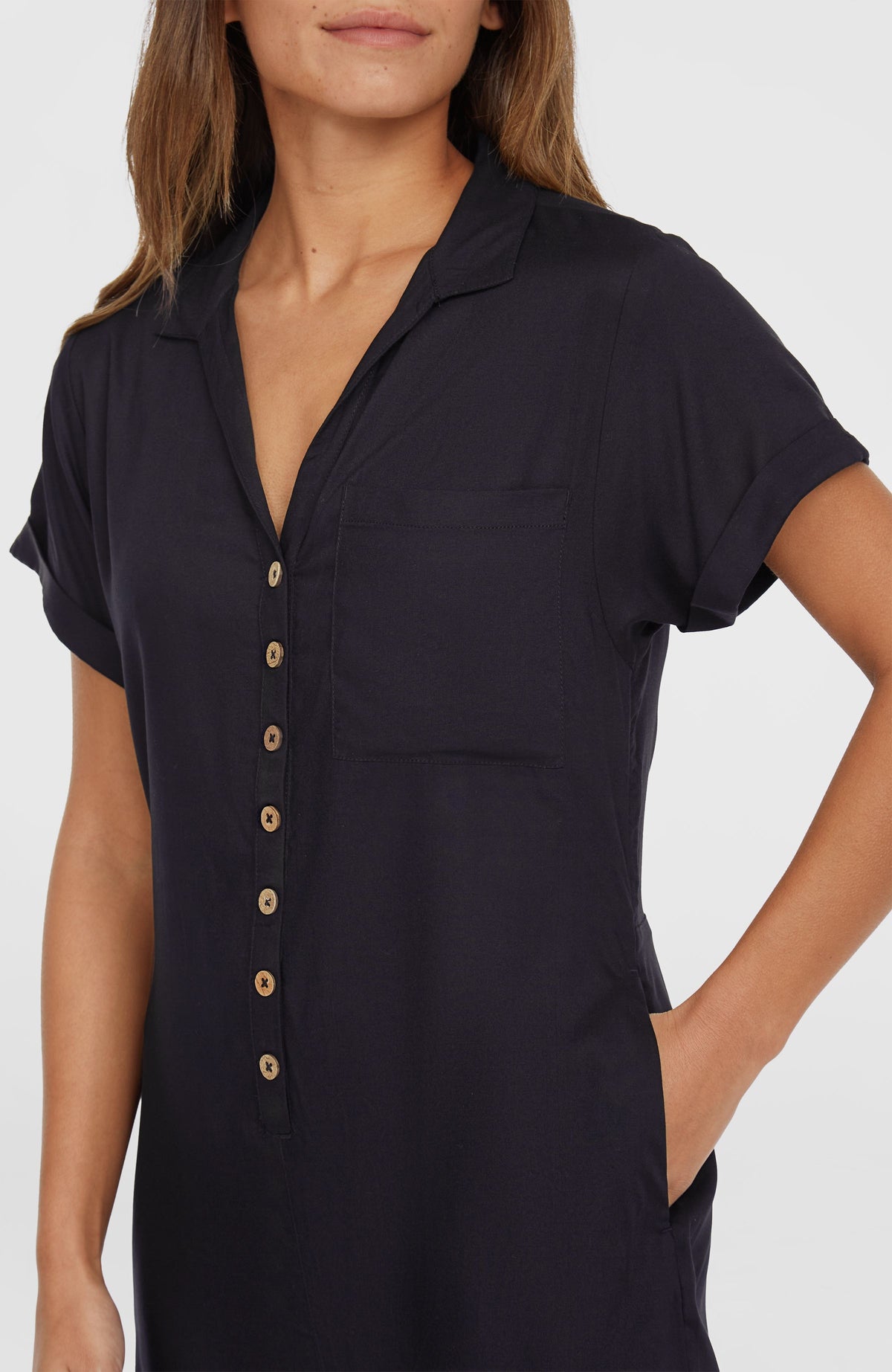 Women of the Wave Romper für Damen, schwarz, Nahaufnahme am Model mit Reverskragen, Knopfleiste und Fronttasche