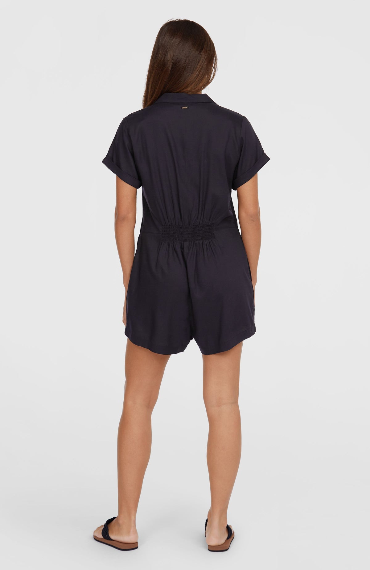 Women of the Wave Romper für Damen, schwarz, Rückansicht am Model mit elastischem Smokeinsatz an der Rückseite