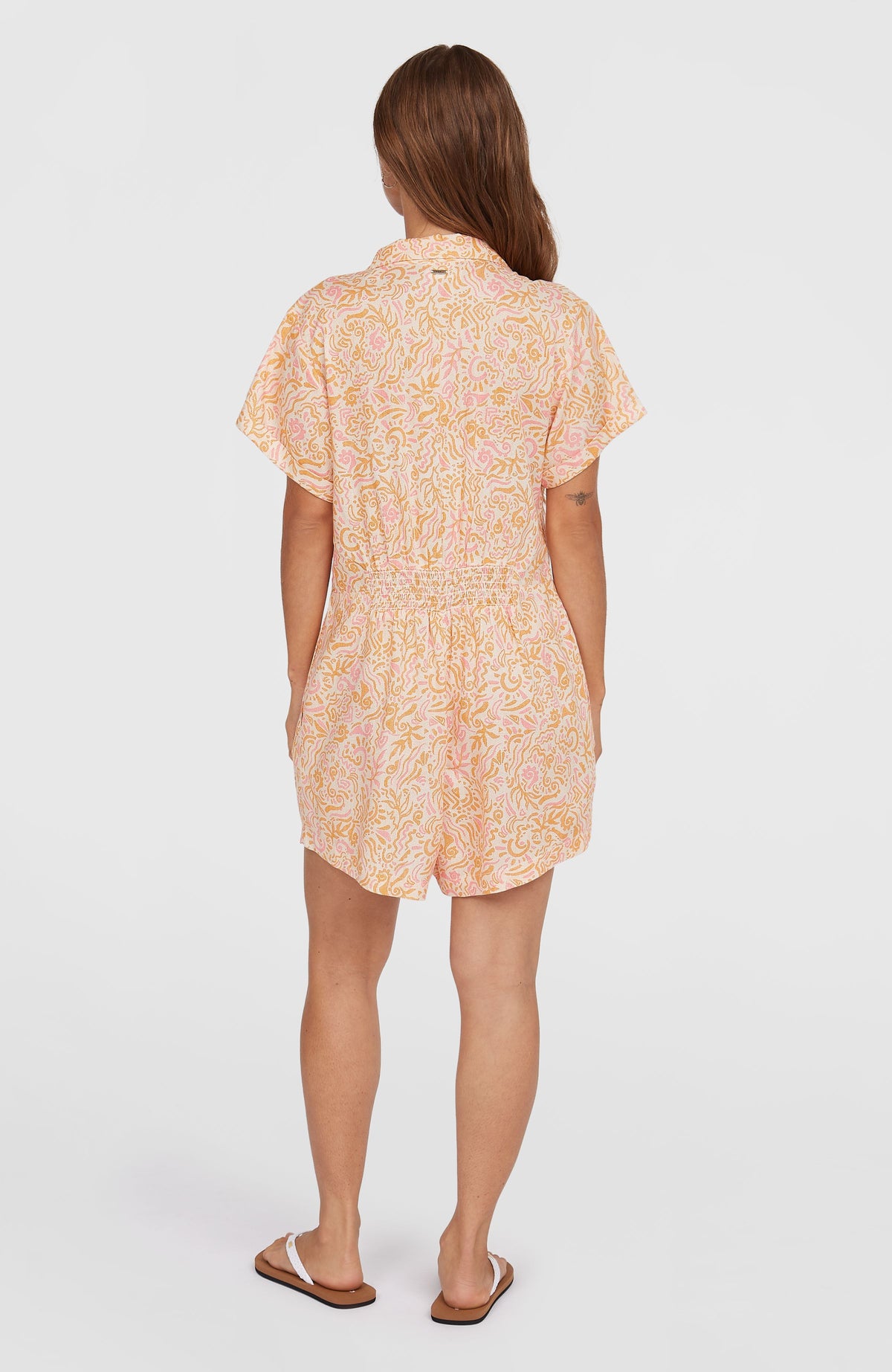 Women of the Wave Romper Jumpsuit für Damen, weiß mit Wellenmuster in Gelb und Rosa, Rückansicht getragen am Model