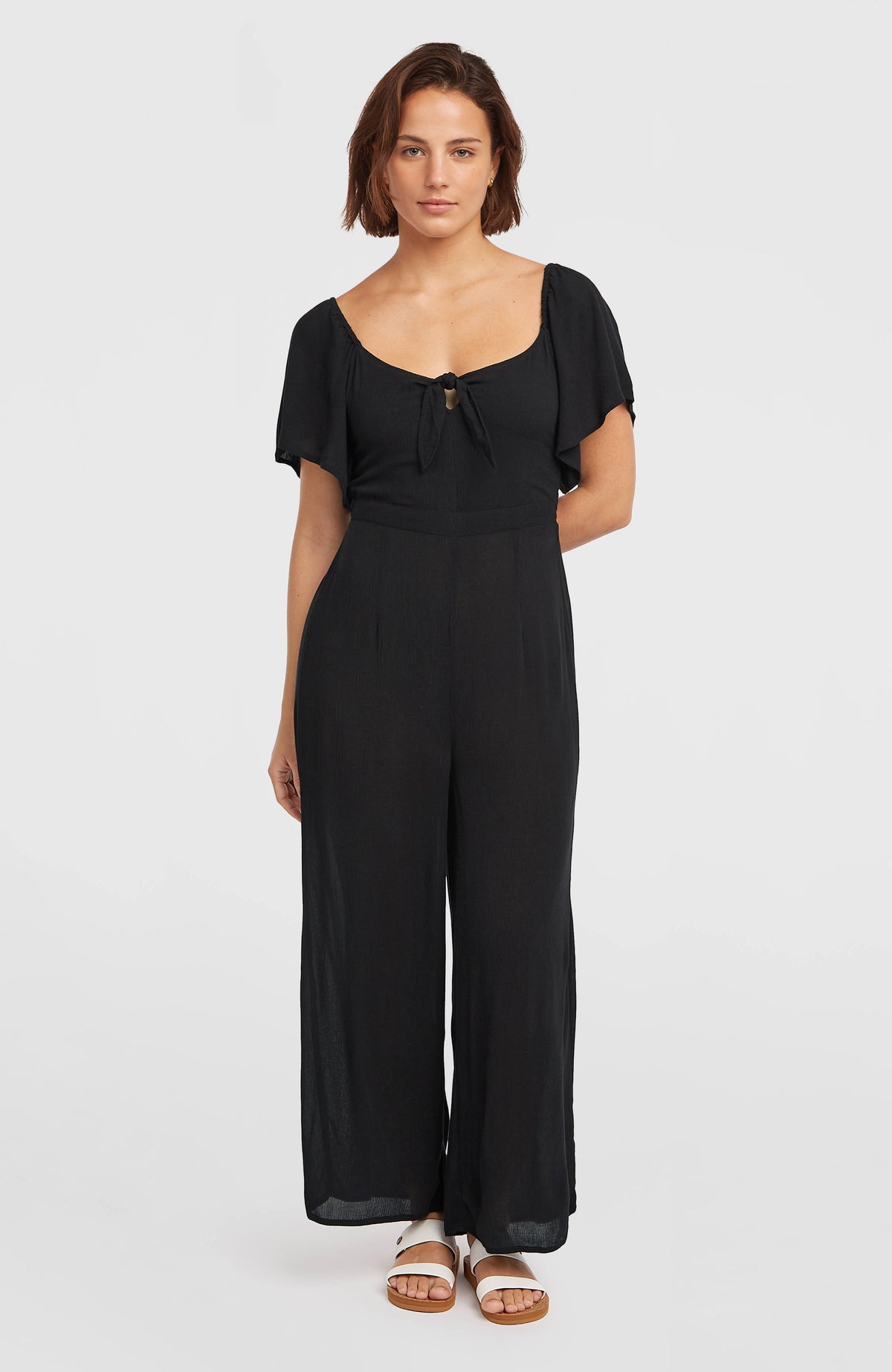 O'Neill Kesia Jumpsuit für Damen, schwarz, Vorderansicht, getragen am Model mit weitem Bein