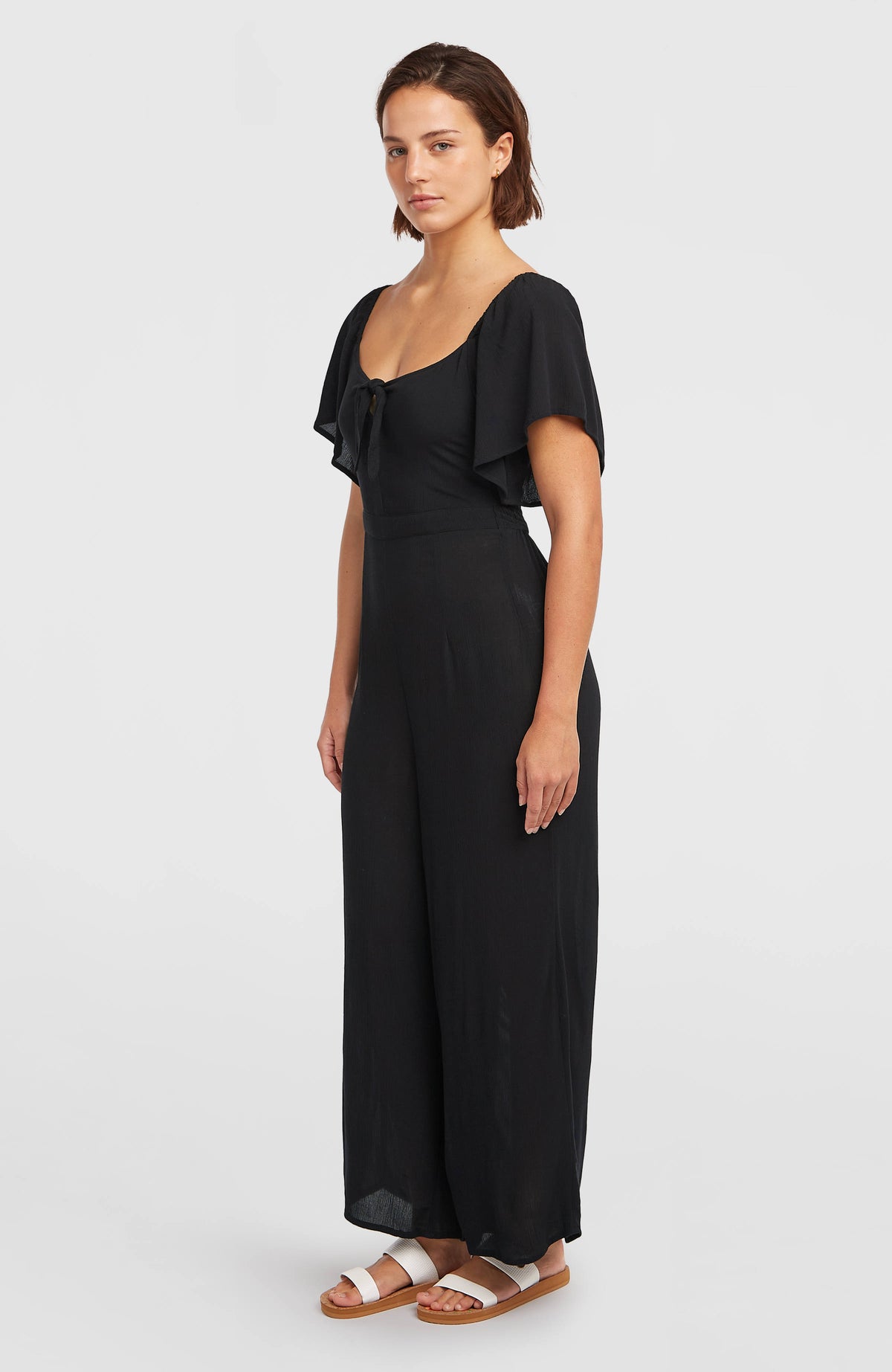 Kesia Jumpsuit für Damen, schwarz, Seitenansicht, getragen am Model mit Flatterärmeln