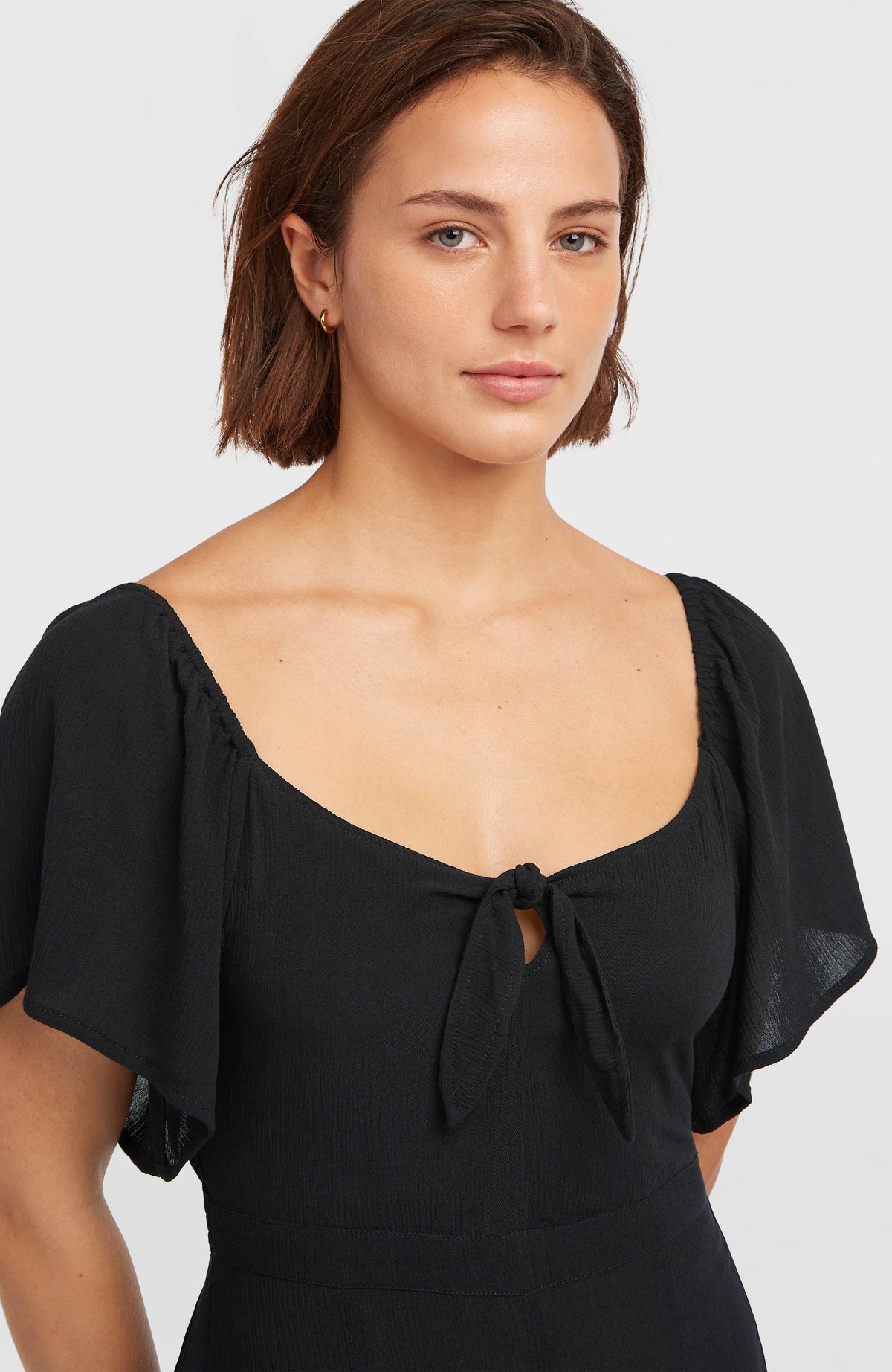Kesia Jumpsuit für Damen, schwarz, Vorderansicht des Oberteils mit Flügelärmeln am Model