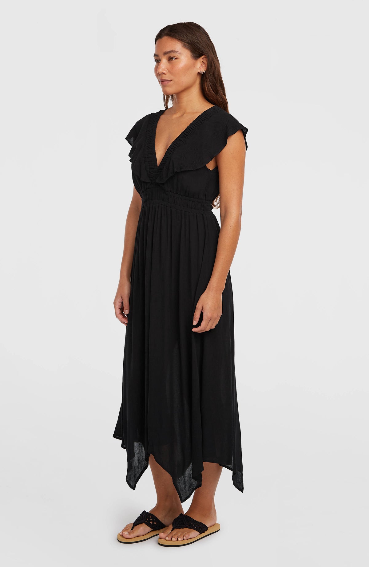 Must-Have Midikleid für Damen, schwarz, getragen am Model in Dreiviertelansicht mit asymmetrischem Saum