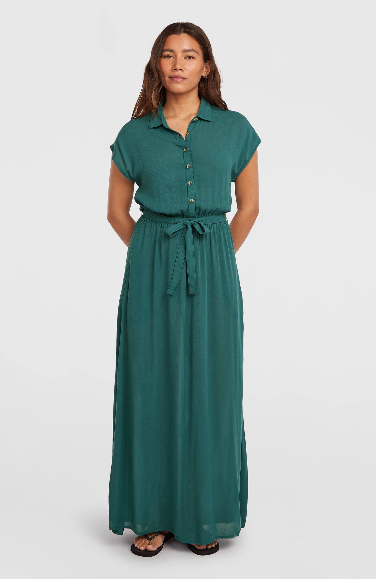 O'Neill Lori Maxi-Hemdkleid für Damen, grün, Vorderansicht am Model, Bindegürtel und Knopfleiste