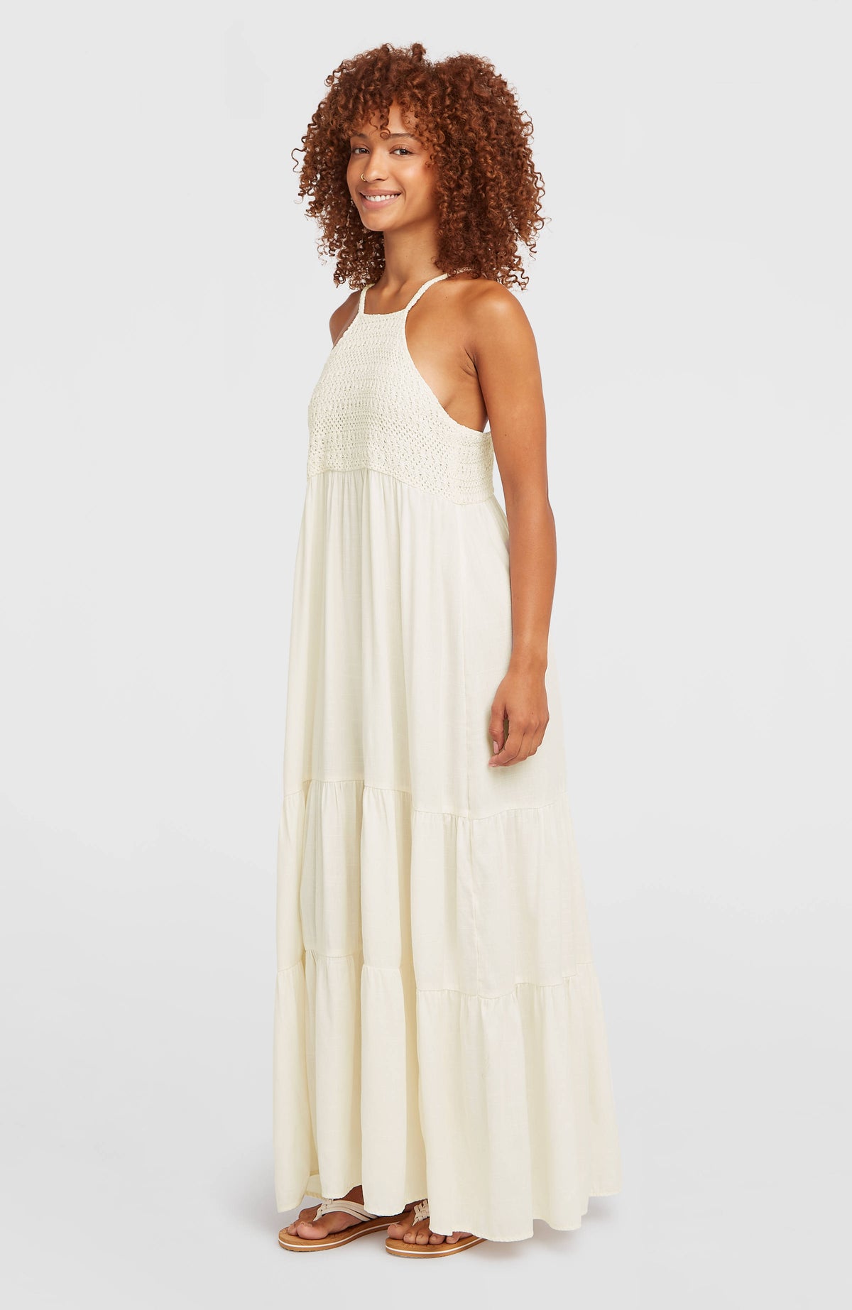 O'Riginals Maxikleid für Damen, weiß, seitliche Ansicht in voller Länge, getragen am Model mit Stufenrock