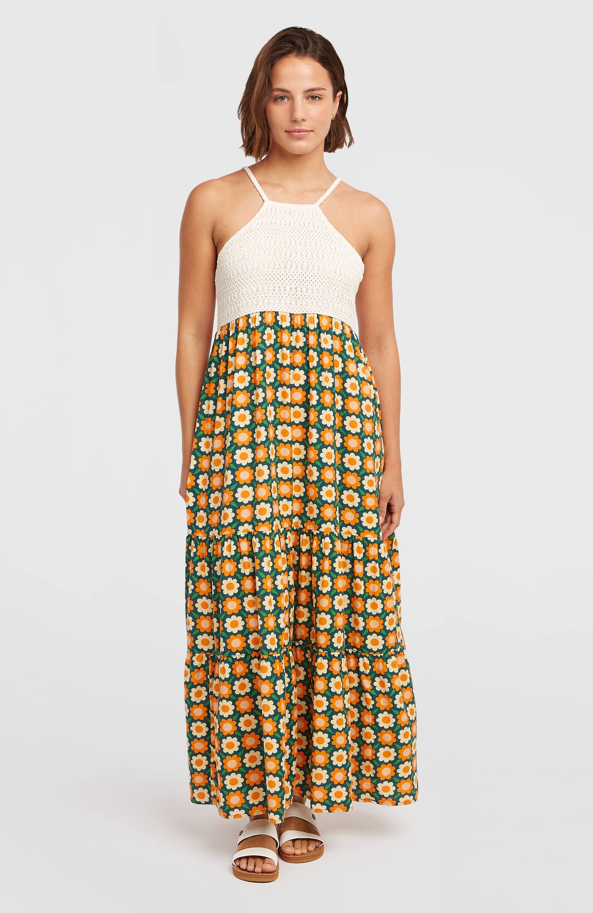 O'Neill O'Riginals Maxikleid für Damen, grün mit Blumenmuster in Orange und Gelb, Vorderansicht am Model