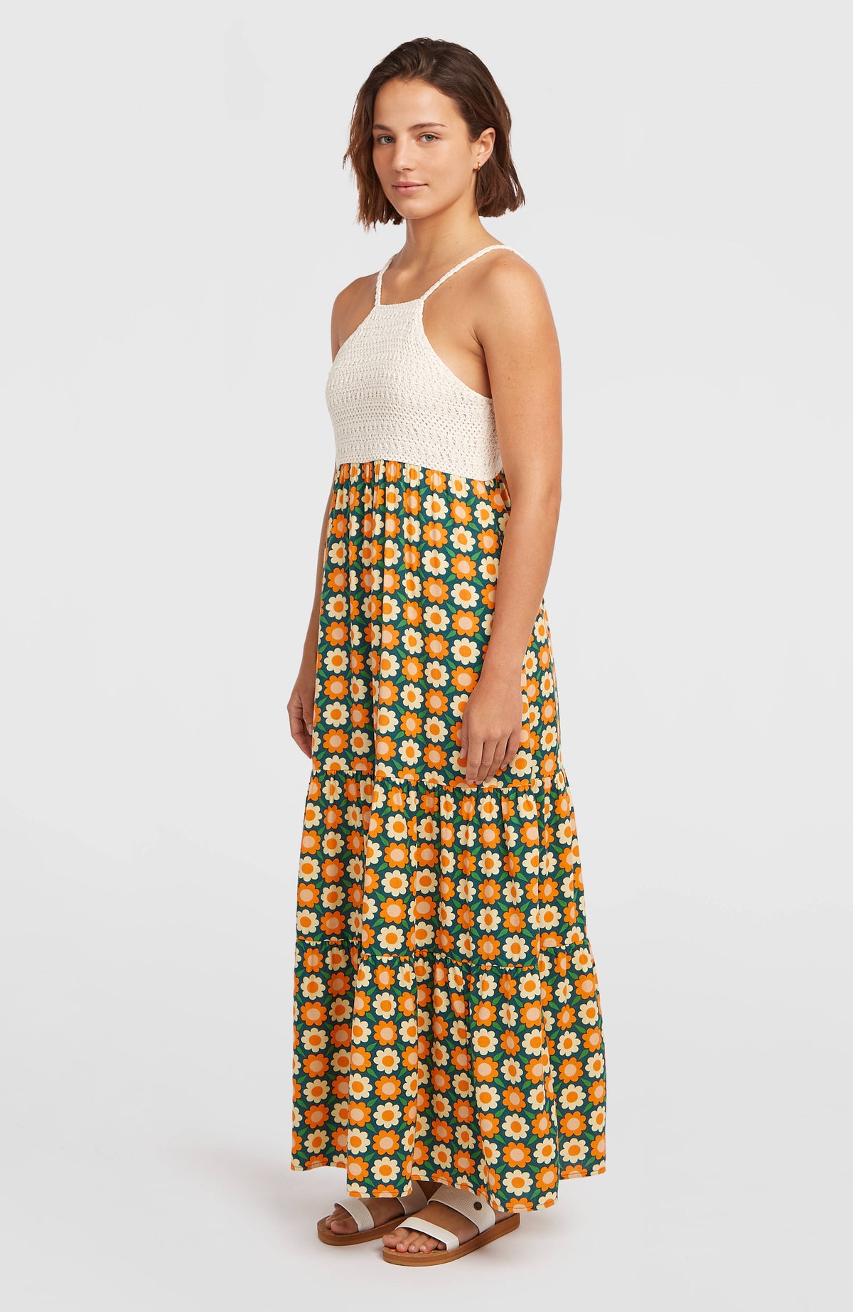 O'Riginals Maxikleid für Damen, grün mit Blumenmuster in Orange und Gelb, Halbprofilansicht am Model