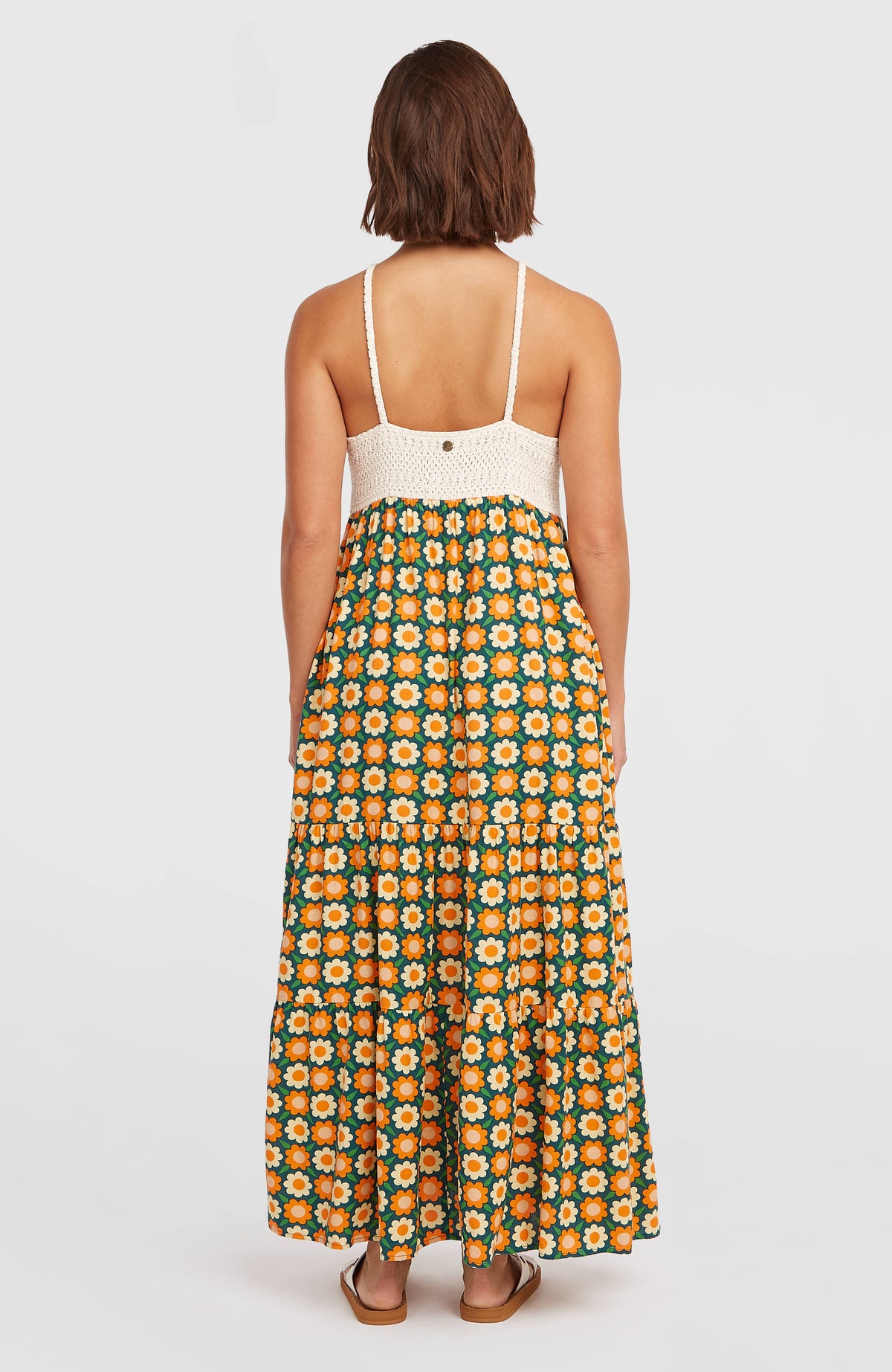 O'Riginals Maxikleid für Damen, grün mit Blumenmuster in Orange und Gelb, Rückansicht am Model mit Trägern