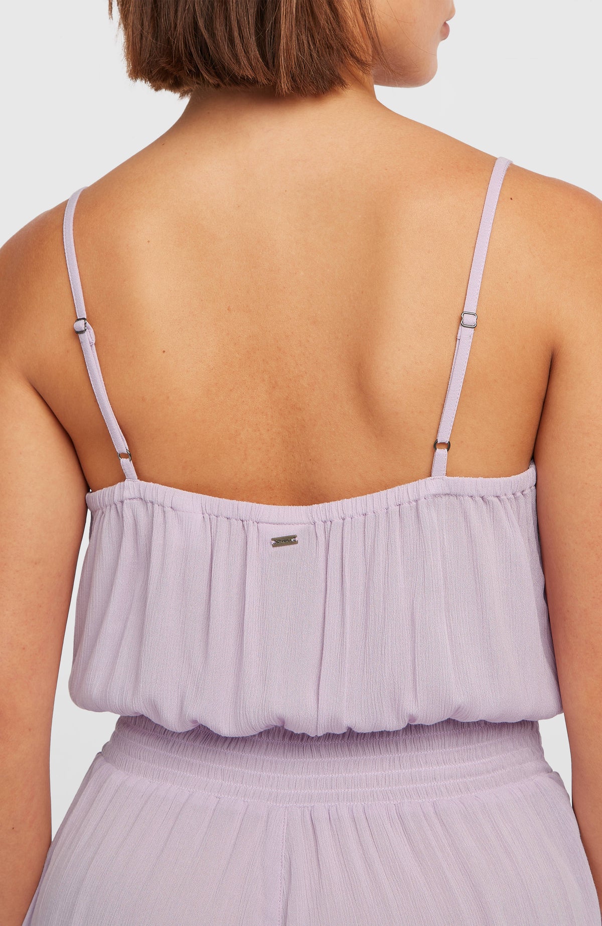 Romper mit Knöpfen und schmalen Trägern, lila, Nahaufnahme der Rückseite mit verstellbaren Trägern am Model