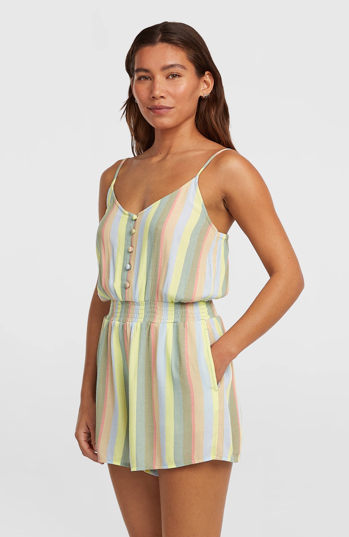 Romper mit Knöpfen und schmalen Trägern für Damen, gelb mit Streifenmuster in Blau und Rosa, Halbprofil mit Seitentasche