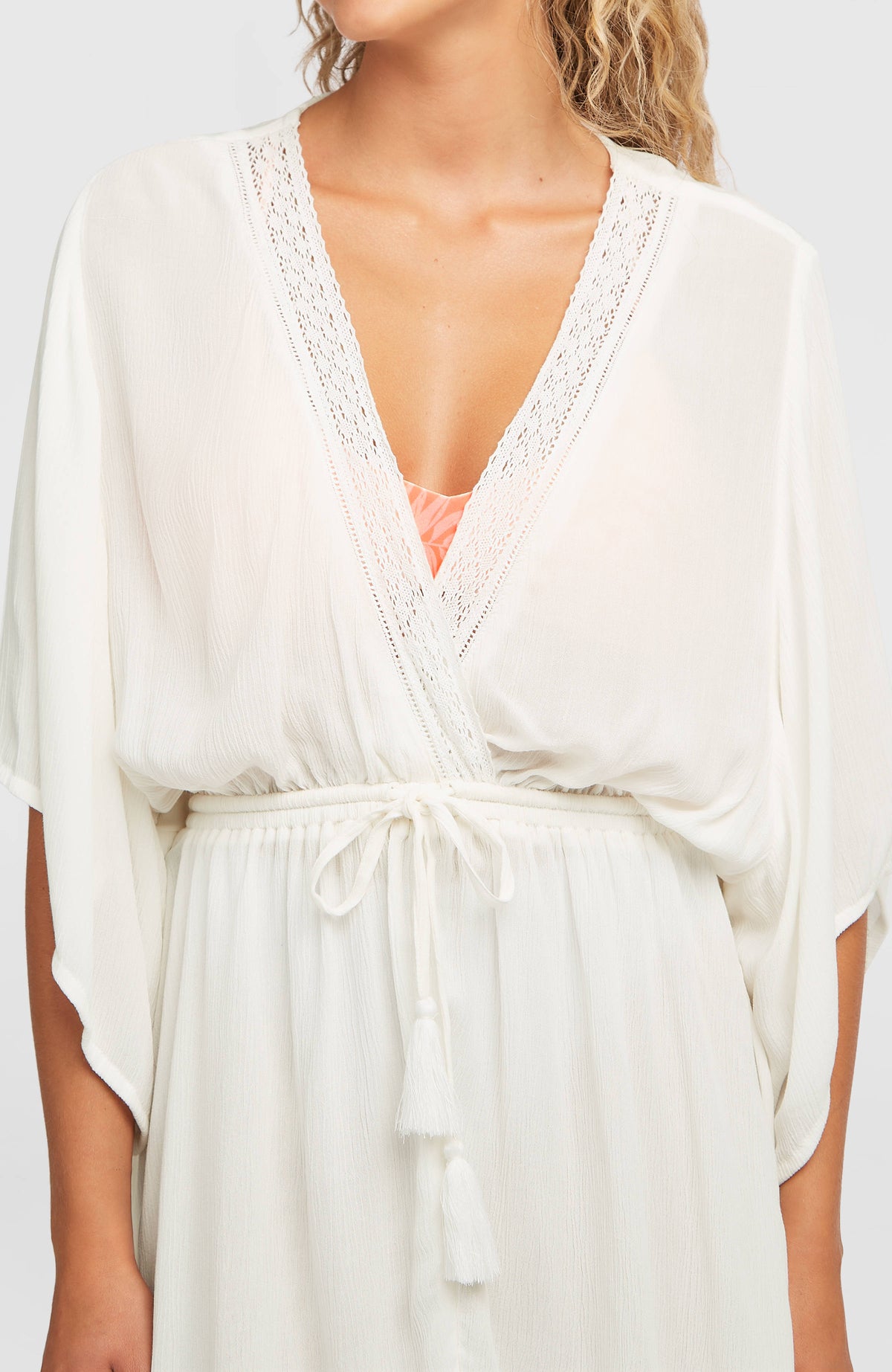 Essentials Tokeena Cover Up Kleid für Damen, weiß, getragen am Model, Kordelzug mit Quasten am elastischen Bund