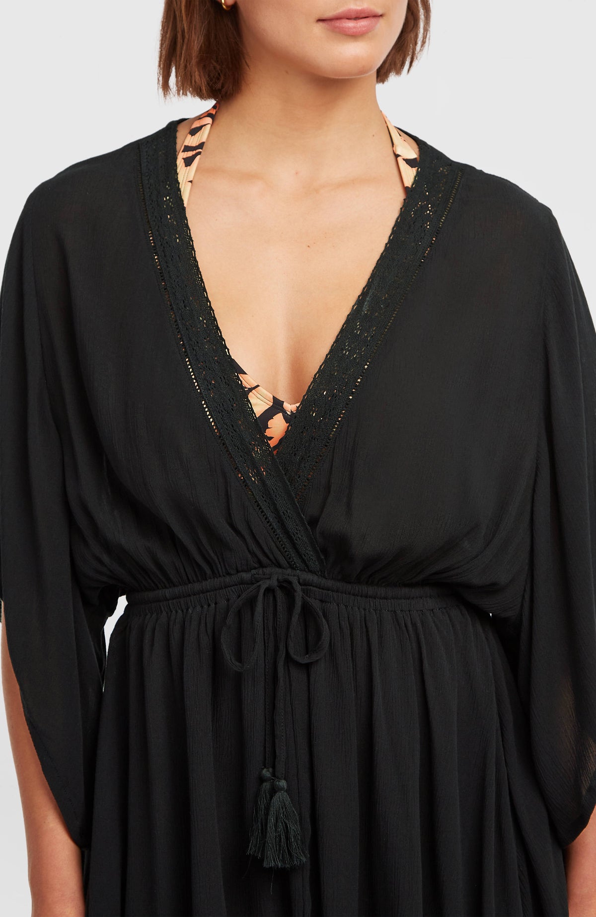 Essentials Tokeena Cover Up Kleid in Schwarz, Nahaufnahme mit tiefem V-Ausschnitt und Bindeband