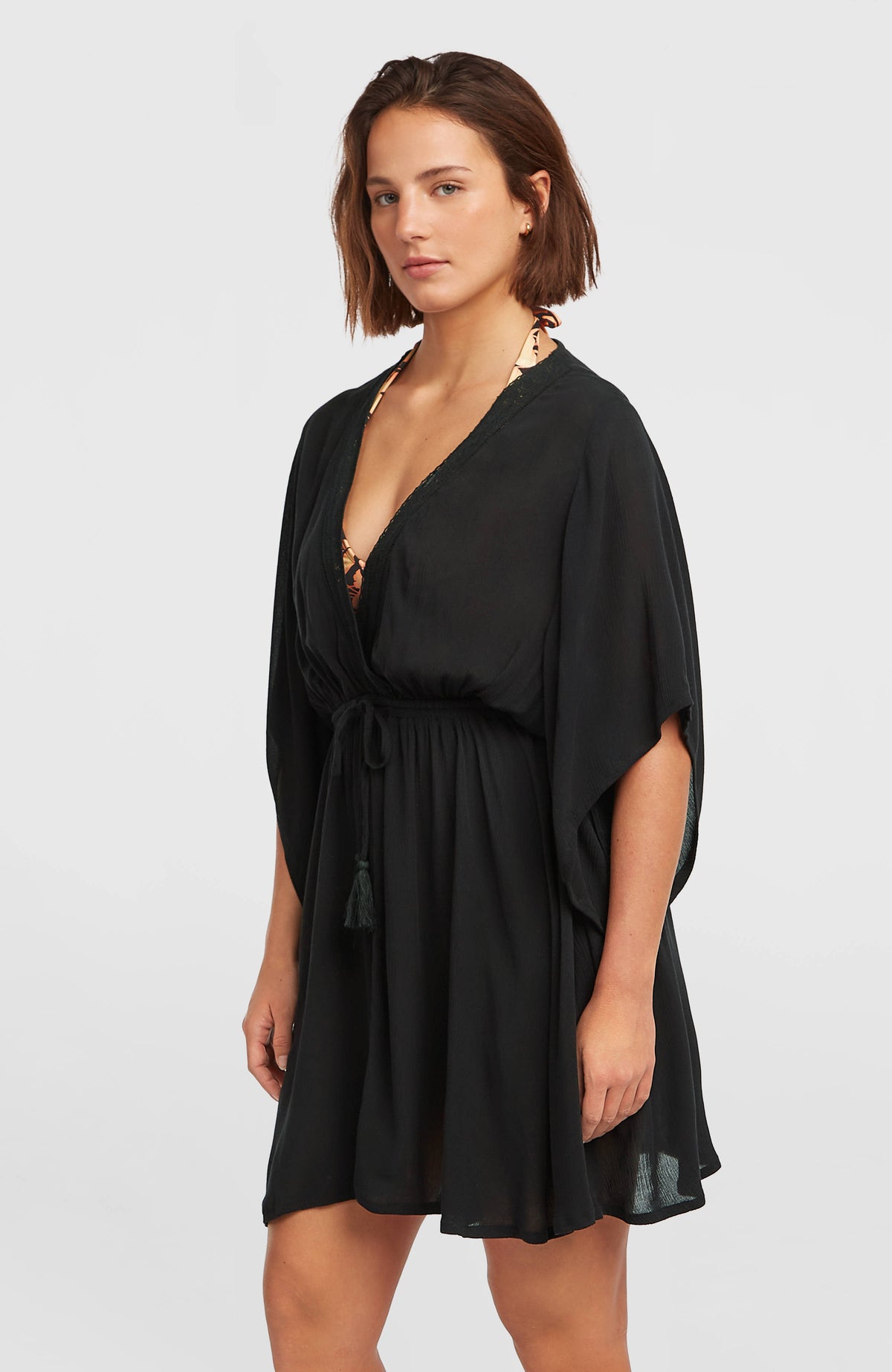 Essentials Tokeena Cover Up Kleid in Schwarz für Damen, getragen am Model in Halbprofilansicht