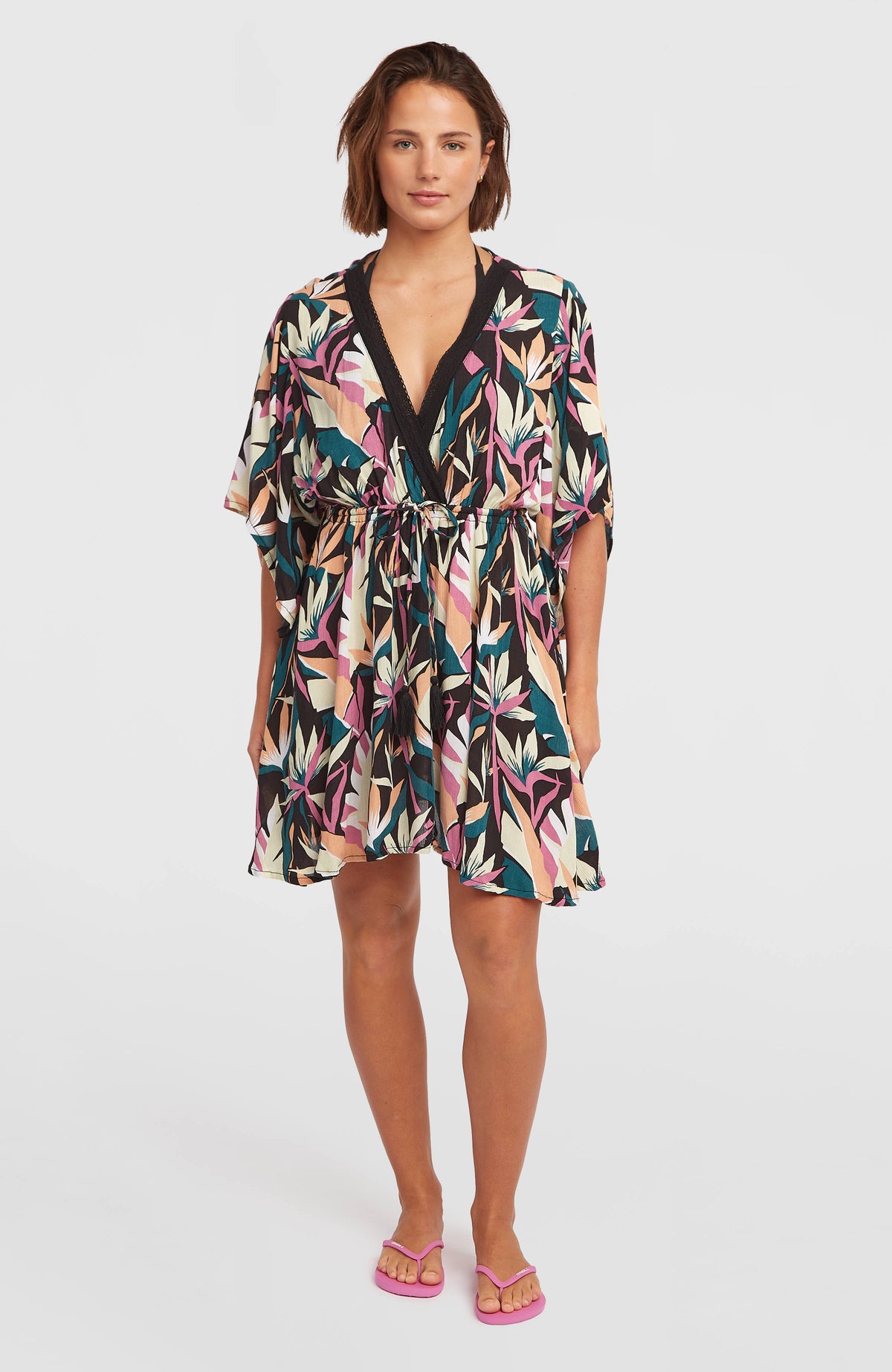 O'Neill Essentials Tokeena Cover Up Kleid für Damen, schwarz mit Blattmuster in Rosa und Grün, Vorderansicht am Model