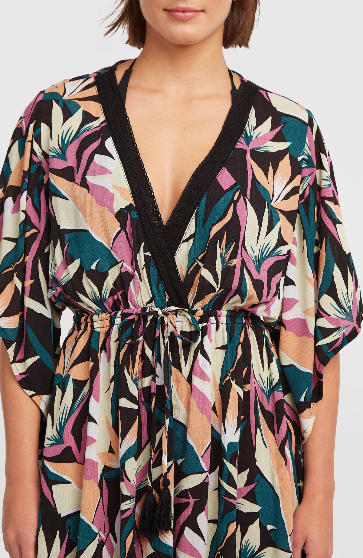 Essentials Tokeena Cover Up Kleid für Damen, schwarz, V-Ausschnitt mit Zierborte und Bindeband, am Model