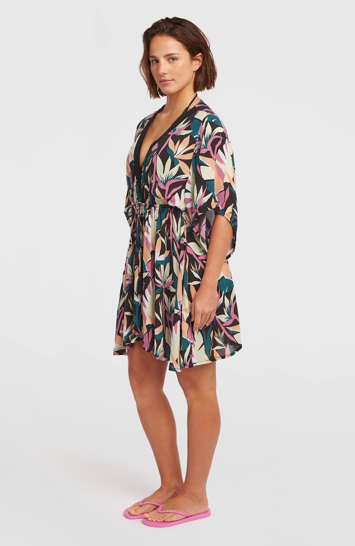 Essentials Tokeena Cover Up Kleid für Damen, schwarz mit Blattmuster, Halbprofilansicht am Model