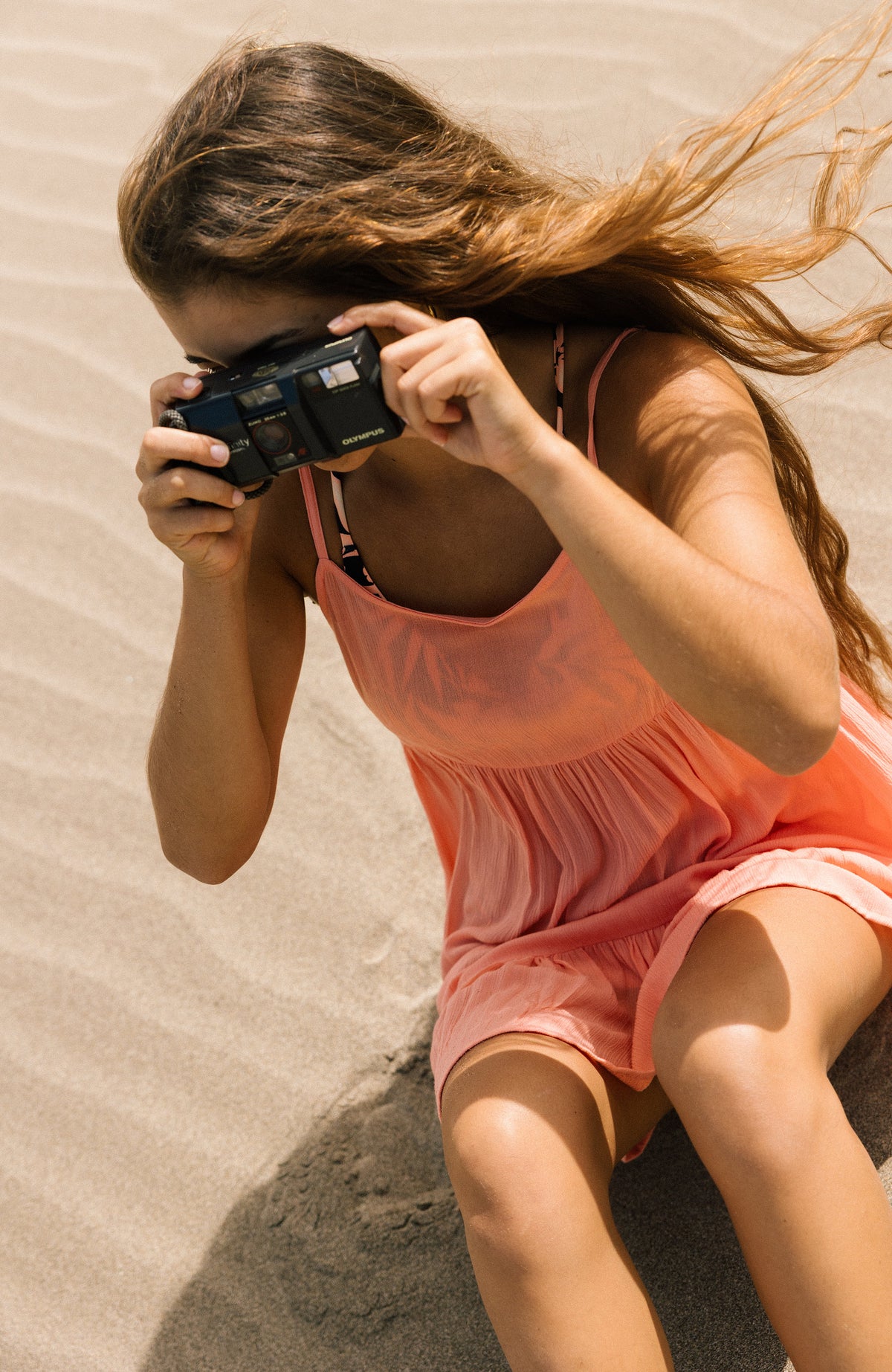 Rilee Kurzkleid für Damen, orange, getragen am Model im Sand