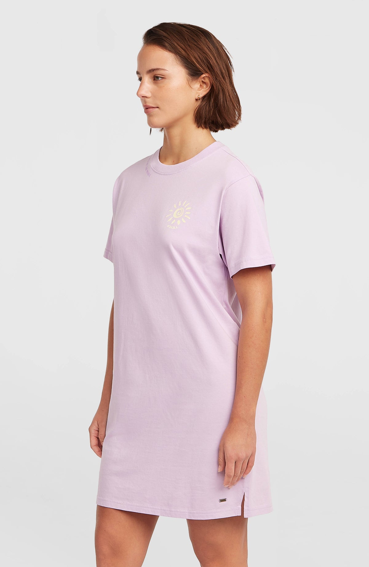 Women of the Wave T-Shirt-Kleid für Damen, lila mit Sonnen-Print in Gelb, Dreiviertelansicht am Model