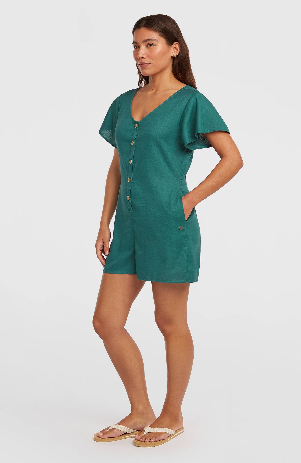 O'Riginals Playsuit für Damen, grün, Ganzkörper-Seitenansicht am Model mit Seitentasche und kurzen Flatterärmeln