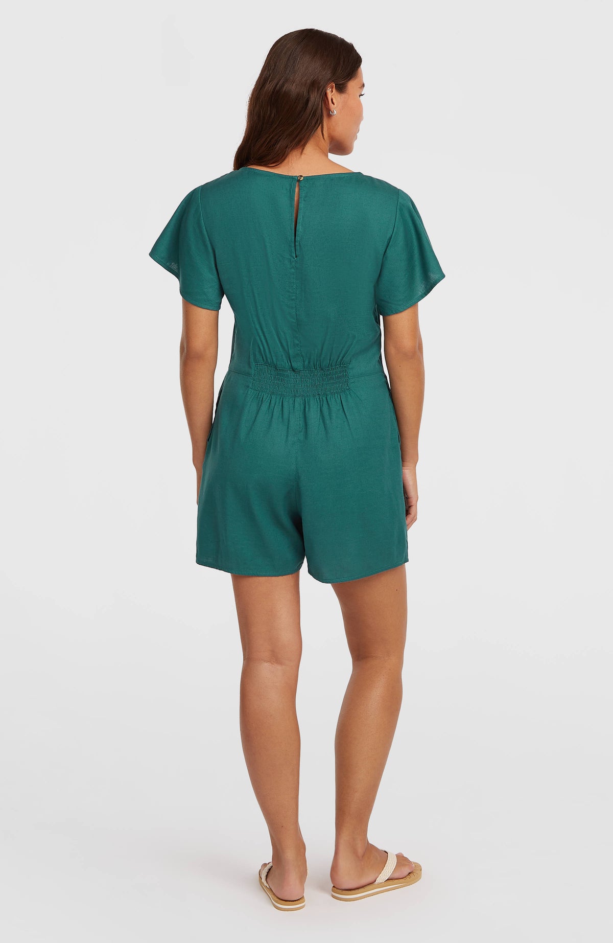 O'Riginals Playsuit für Damen, grün, Ganzkörper-Rückansicht am Model mit elastischem Bund und kleinem Rückenschlitz