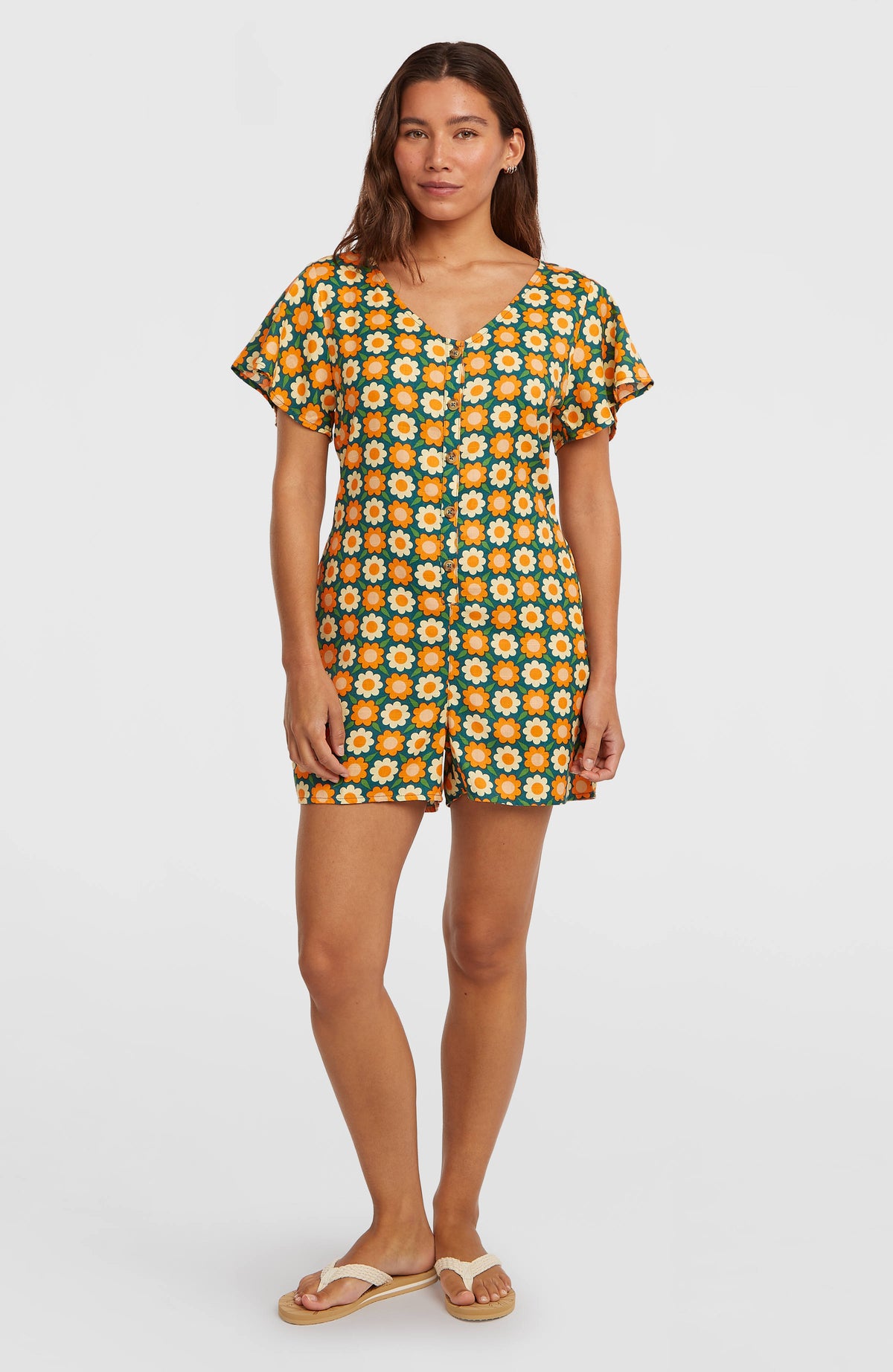 O'Neill O'Riginals Playsuit für Damen, grün mit Blumenmuster in Orange und Gelb, Vorderansicht, getragen am Model